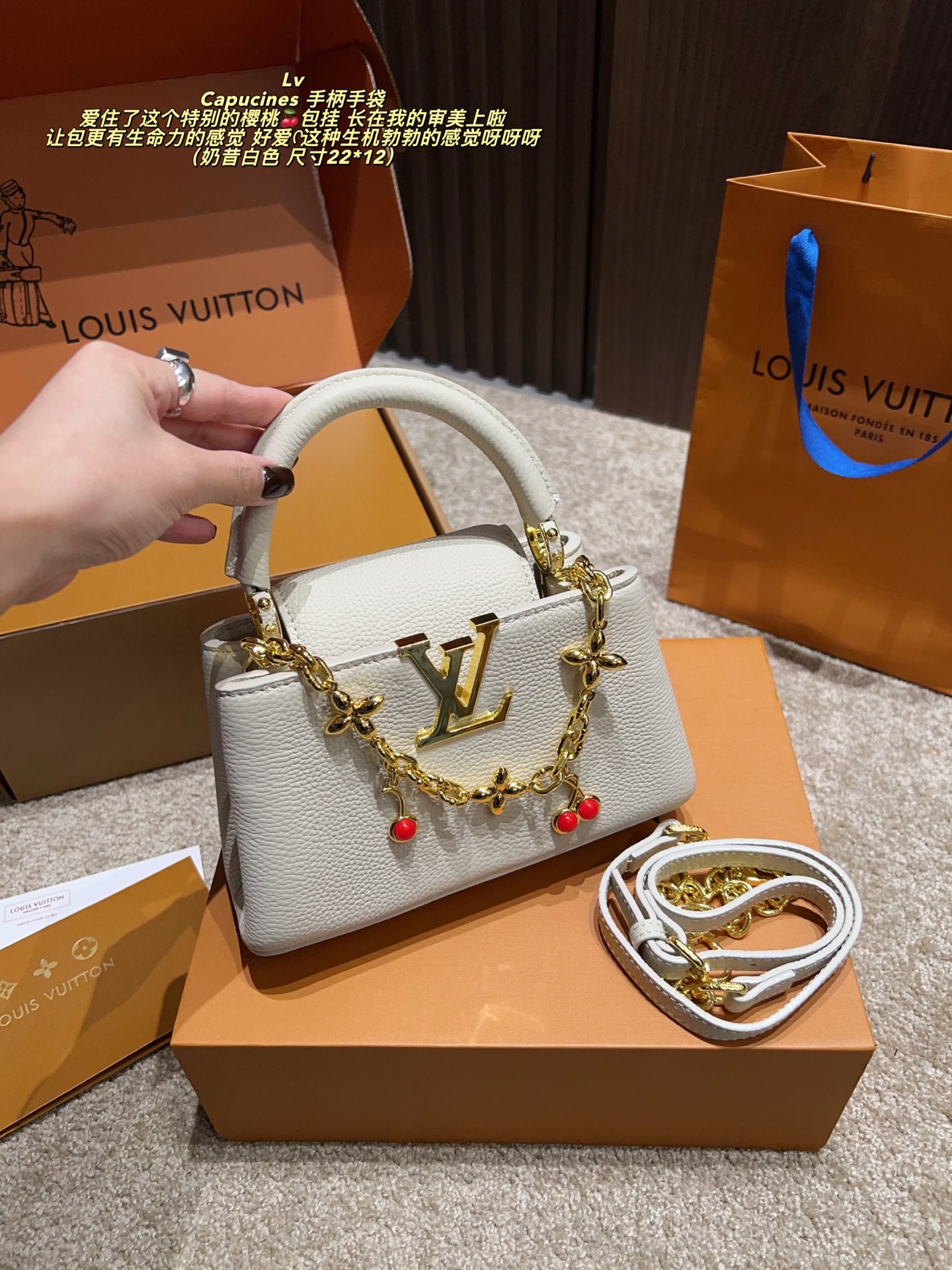 💰295包邮 配盒⚠️尺寸22*12
LV Capucines 手柄手袋
太美啦 超级好看呀 无论从包型还是皮质手感 都非常的棒 可以加根丝巾 但是我自己不太喜欢搭丝巾 我觉得就要露手柄更好看啦 
关于染色 我觉得也还好啦 我基本上穿浅色牛仔裤也会提 也还没有出现染色情况 而且这个气质蛮好打理的 所以完全不用担心啦
想入的姐妹 可以大胆入 真的太美太美啦