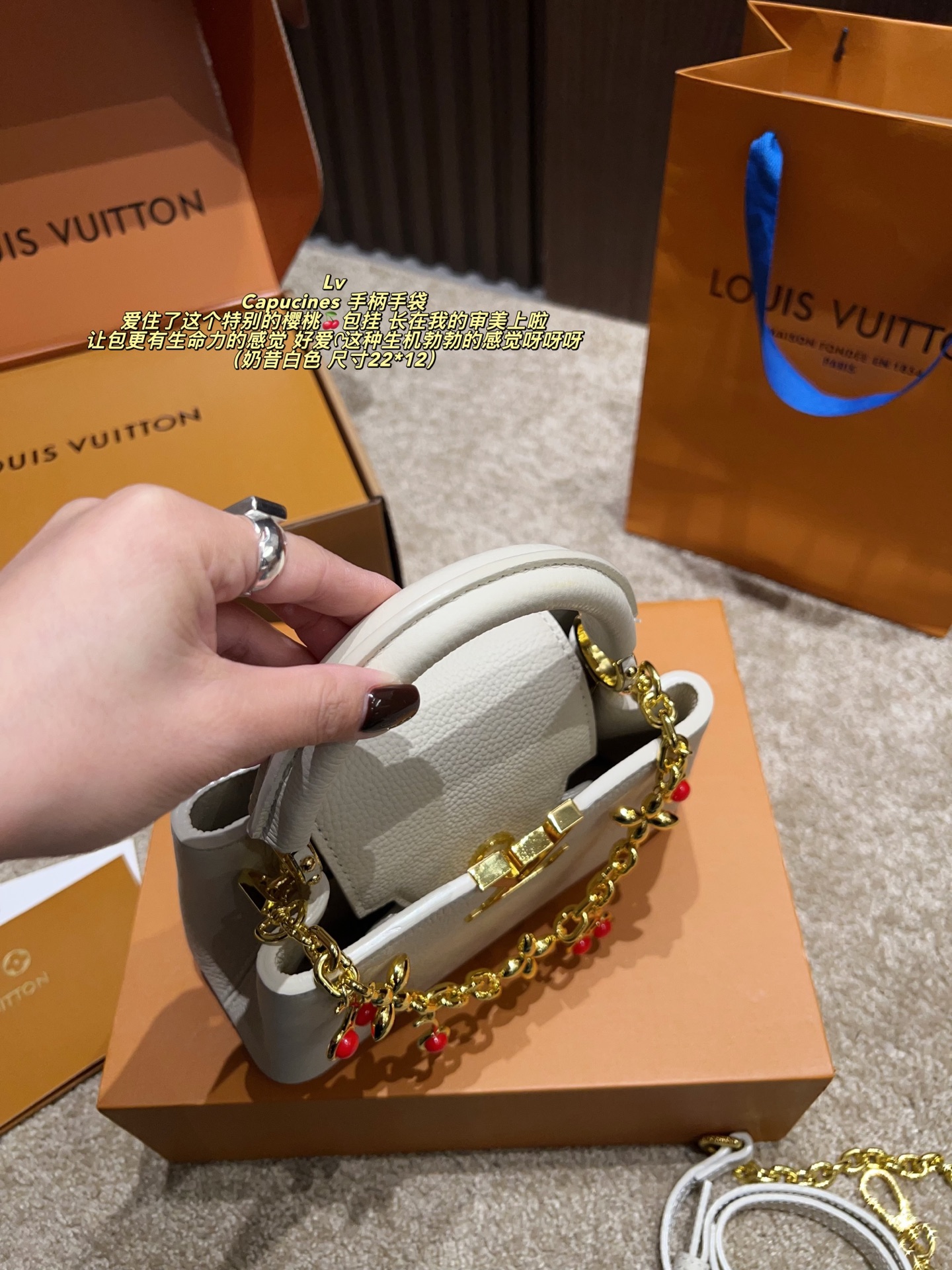 💰295包邮 配盒⚠️尺寸22*12
LV Capucines 手柄手袋
太美啦 超级好看呀 无论从包型还是皮质手感 都非常的棒 可以加根丝巾 但是我自己不太喜欢搭丝巾 我觉得就要露手柄更好看啦 
关于染色 我觉得也还好啦 我基本上穿浅色牛仔裤也会提 也还没有出现染色情况 而且这个气质蛮好打理的 所以完全不用担心啦
想入的姐妹 可以大胆入 真的太美太美啦