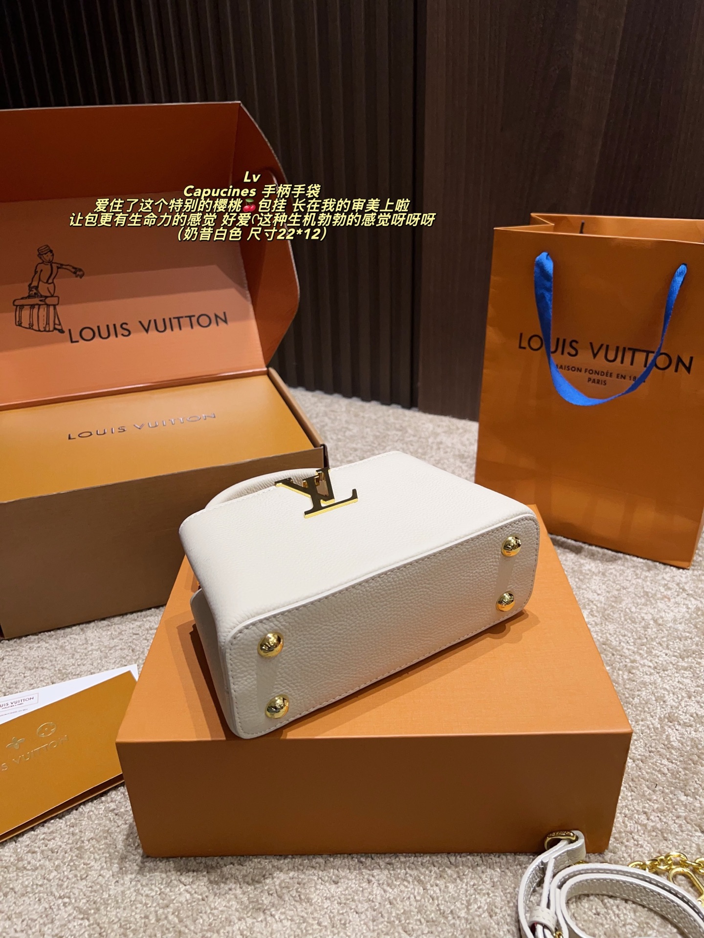 💰295包邮 配盒⚠️尺寸22*12
LV Capucines 手柄手袋
太美啦 超级好看呀 无论从包型还是皮质手感 都非常的棒 可以加根丝巾 但是我自己不太喜欢搭丝巾 我觉得就要露手柄更好看啦 
关于染色 我觉得也还好啦 我基本上穿浅色牛仔裤也会提 也还没有出现染色情况 而且这个气质蛮好打理的 所以完全不用担心啦
想入的姐妹 可以大胆入 真的太美太美啦