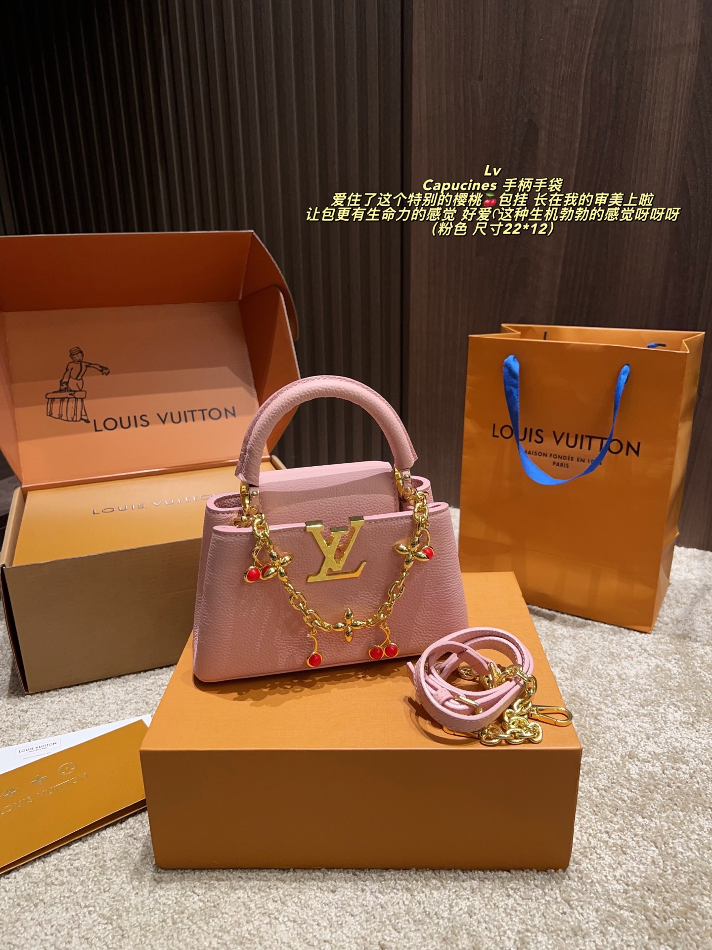 💰295包邮 配盒⚠️尺寸22*12
LV Capucines 手柄手袋
太美啦 超级好看呀 无论从包型还是皮质手感 都非常的棒 可以加根丝巾 但是我自己不太喜欢搭丝巾 我觉得就要露手柄更好看啦 
关于染色 我觉得也还好啦 我基本上穿浅色牛仔裤也会提 也还没有出现染色情况 而且这个气质蛮好打理的 所以完全不用担心啦
想入的姐妹 可以大胆入 真的太美太美啦