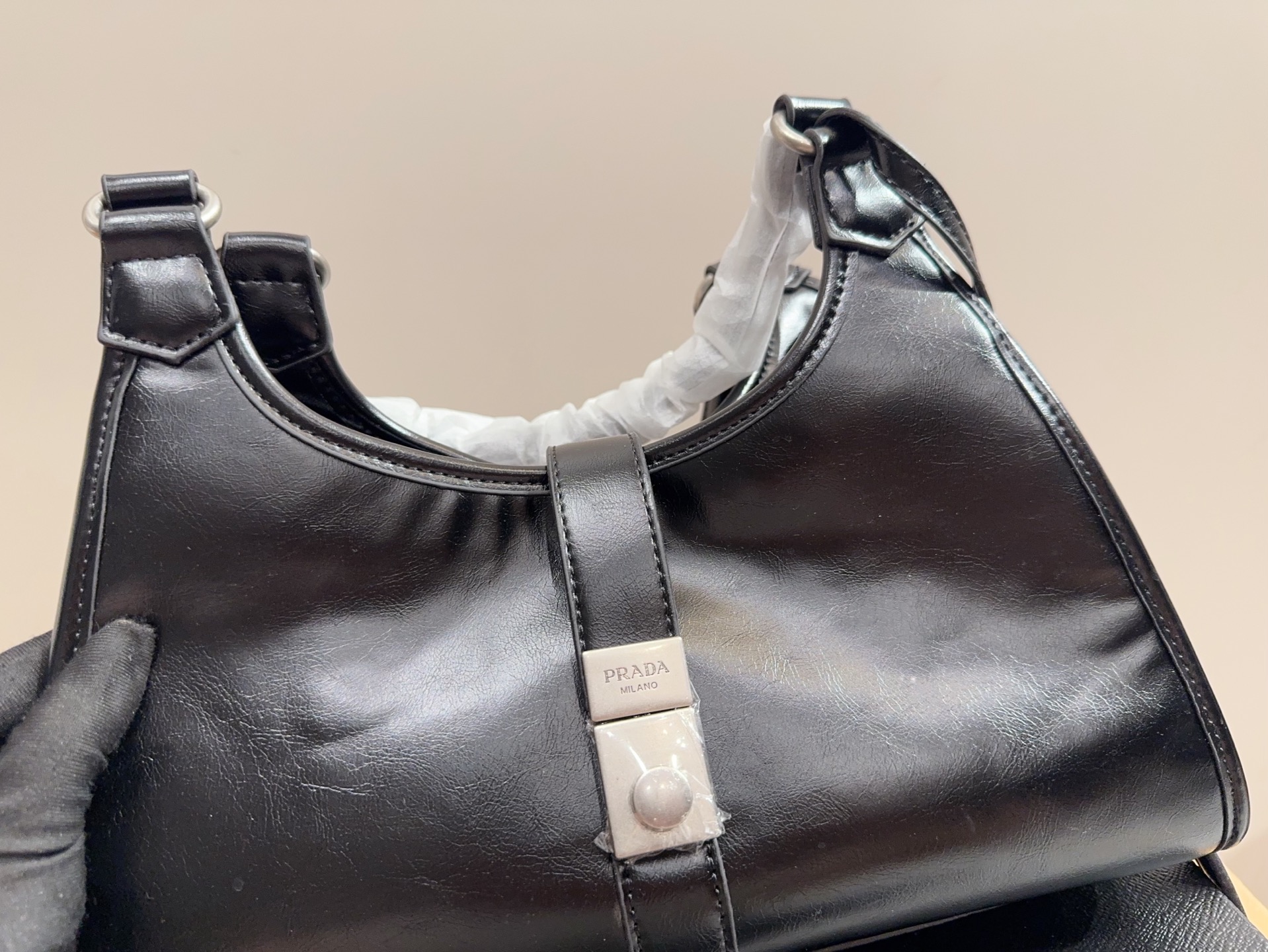 Prada Bolso de Hombro de Cuero Encerado, Elegancia y Estilo 10 i1758003399620 9784 0 8