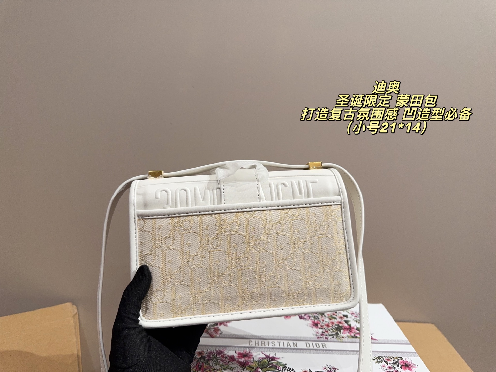 Dior Montaigne: Bolso de Cuero Blanco con Detalles Dorados y Cadena Desmontable 4 i1759499115081 3392 0 1