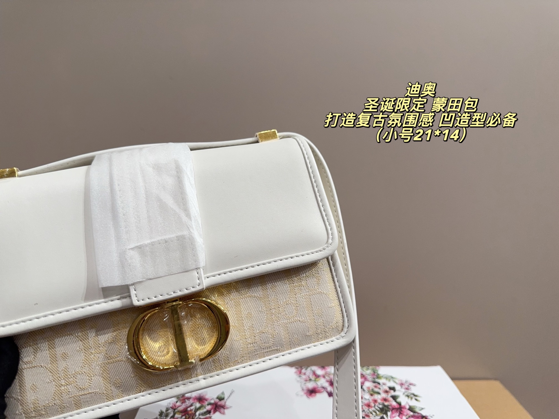 Dior Montaigne: Bolso de Cuero Blanco con Detalles Dorados y Cadena Desmontable 6 i1759499115081 397 0 3