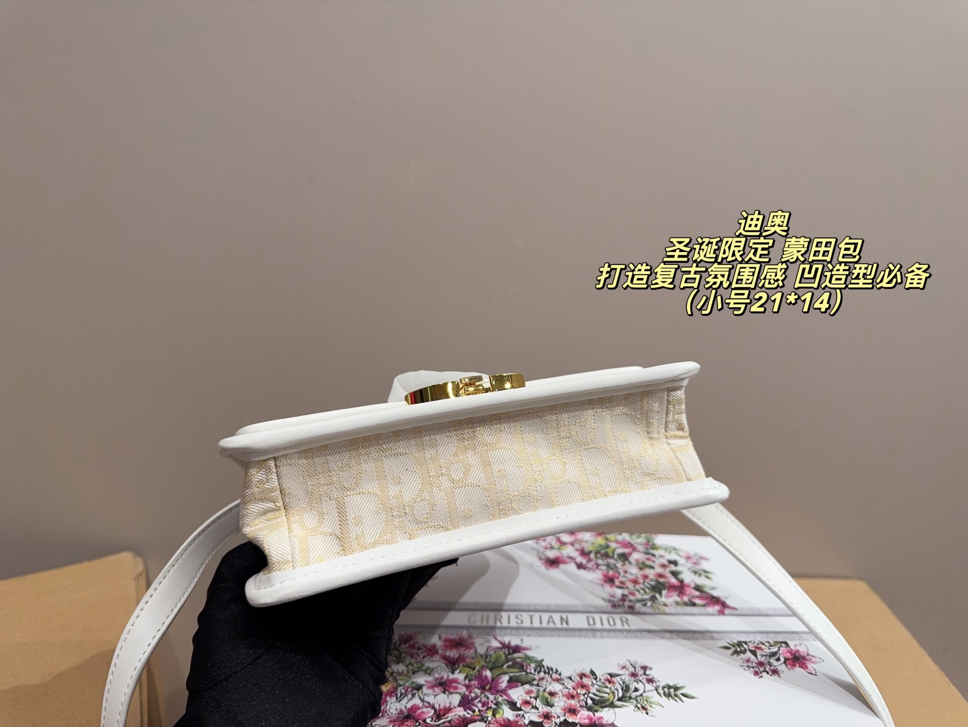 Dior Montaigne: Bolso de Cuero Blanco con Detalles Dorados y Cadena Desmontable 7 i1759499115081 4975 0 5