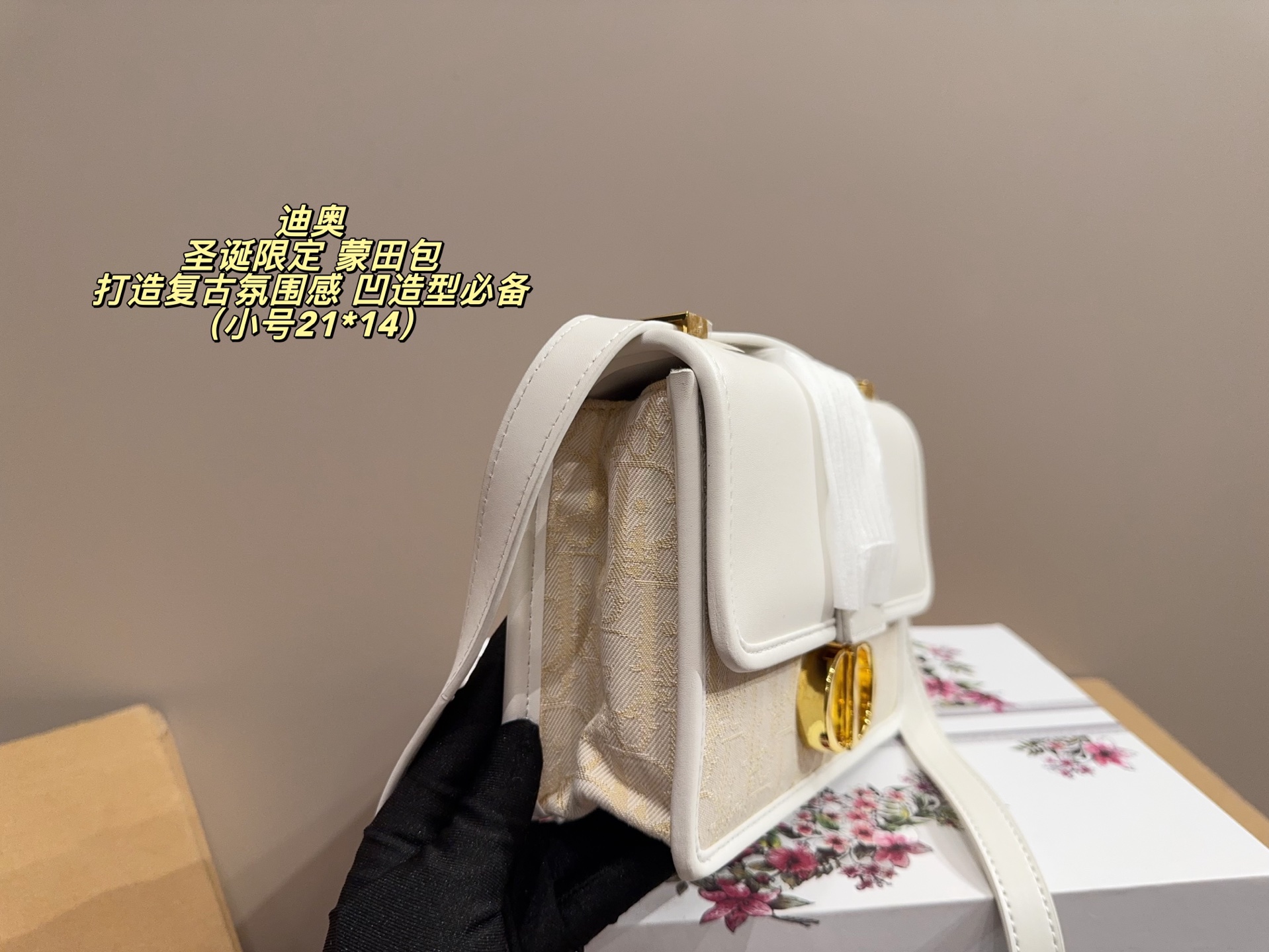 Dior Montaigne: Bolso de Cuero Blanco con Detalles Dorados y Cadena Desmontable 5 i1759499115081 7884 0 4