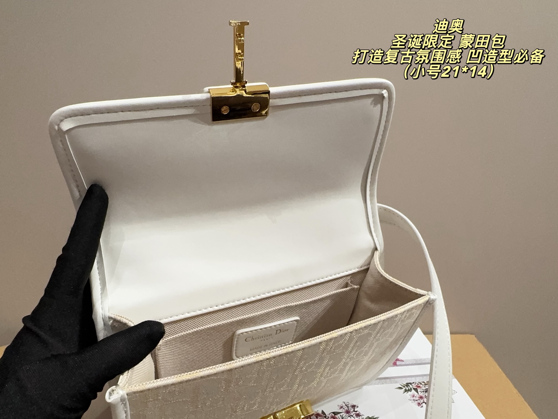 Dior Montaigne: Bolso de Cuero Blanco con Detalles Dorados y Cadena Desmontable 10 i1759499120378 3353 0 7