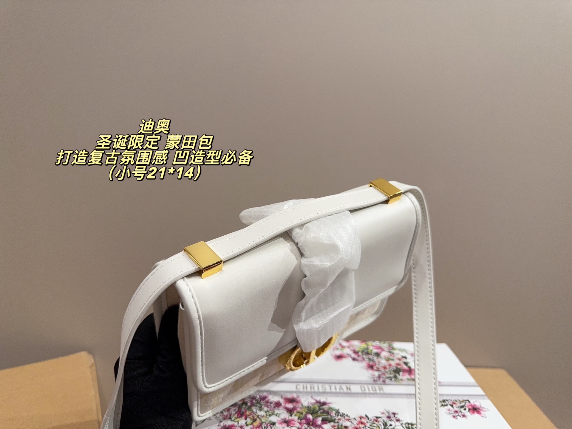 Dior Montaigne: Bolso de Cuero Blanco con Detalles Dorados y Cadena Desmontable 8 i1759499120417 114 0 6