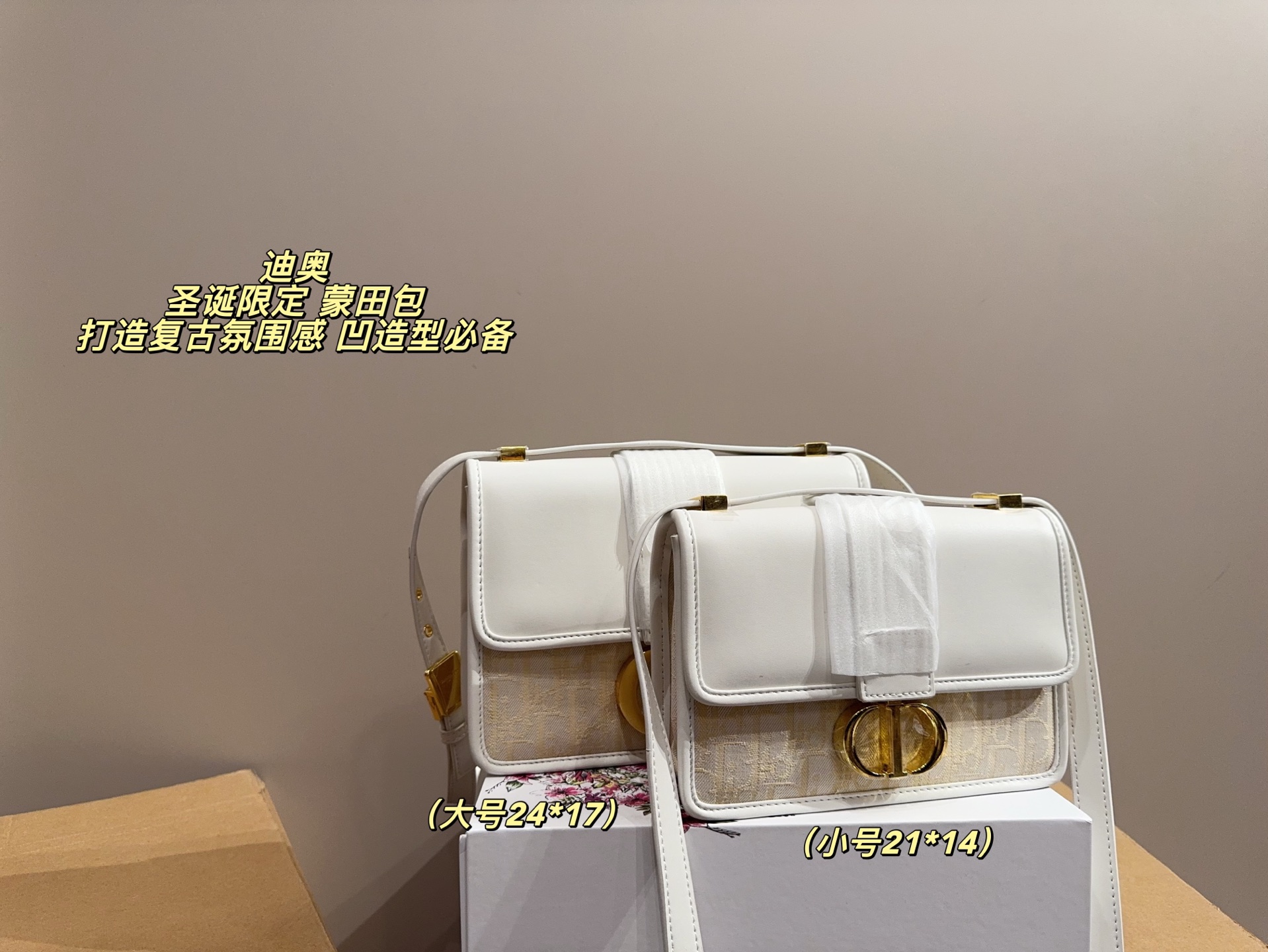 Dior Montaigne: Bolso de Cuero Blanco con Detalles Dorados y Cadena Desmontable