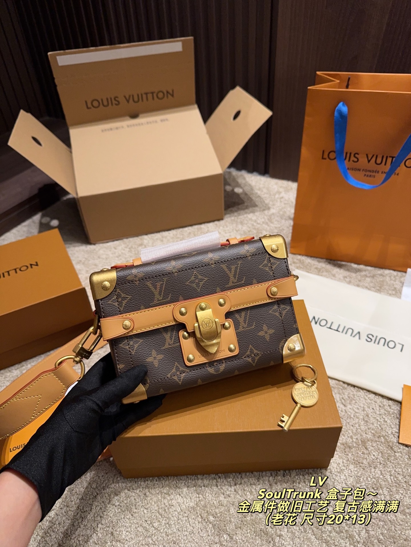 💰480 全套包装⚠️尺寸20*13 LV SoulTrunk 盒子包～ 采用Monogram Dust帆布＋蜜蜡色皮革 金属件做旧工艺，复古感满满。 包角加固，Tumbler锁扣＋钥匙，细节精致。 手提、肩背、斜挎都OK，通勤休闲都能用。灵感源自LV旅行箱，实用又有收藏价值，是2024秋冬热门单品，男女都能轻松驾驭！