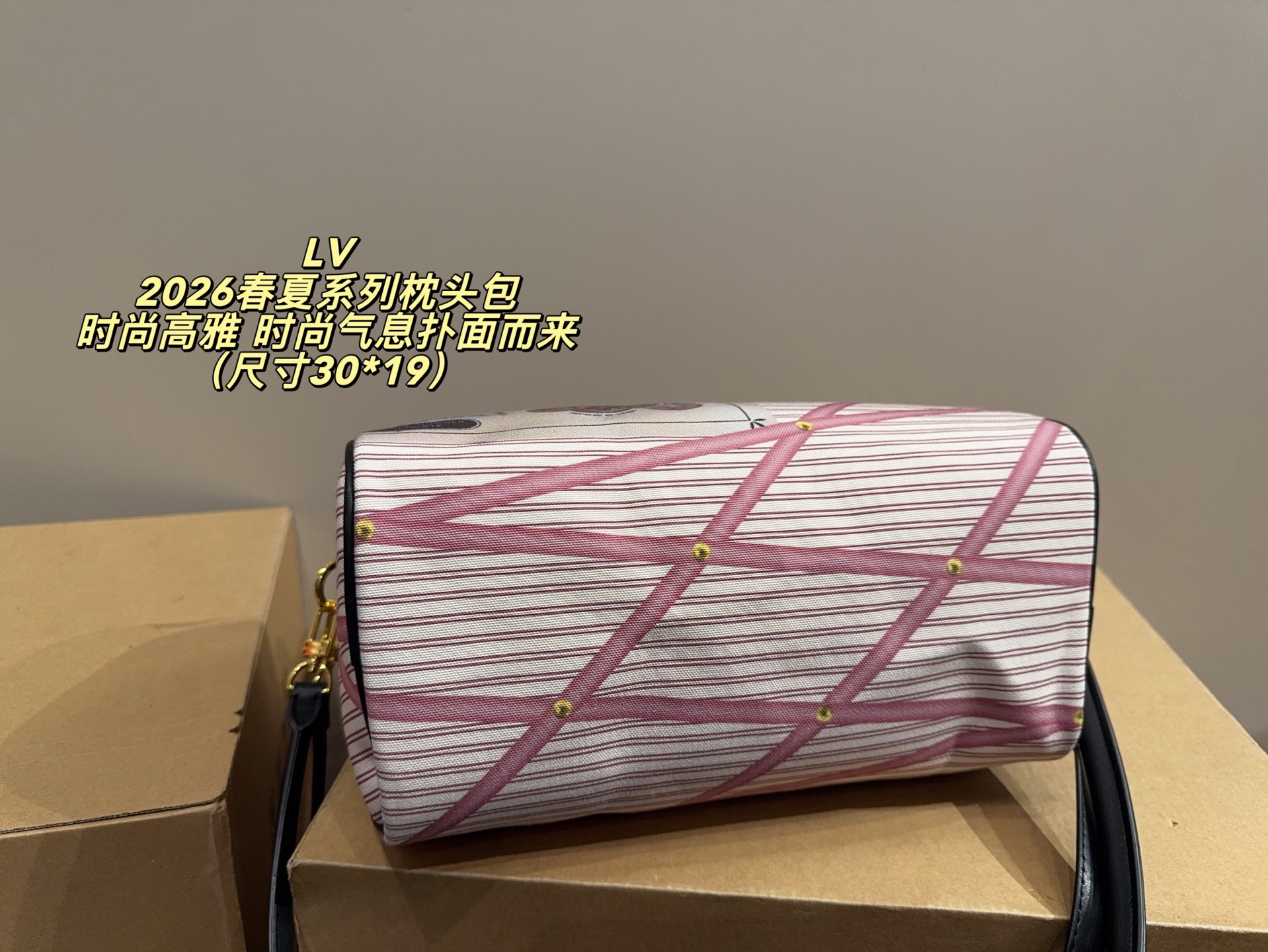 ❤️470包邮/原单代购级别
无盒⚠️尺寸30*19
LV 2026春夏系列枕头包
稳重大气,时尚高雅
时尚气息扑面而来,独特魅力十足
经典款式,永不过时,让你随时散发自信风采!