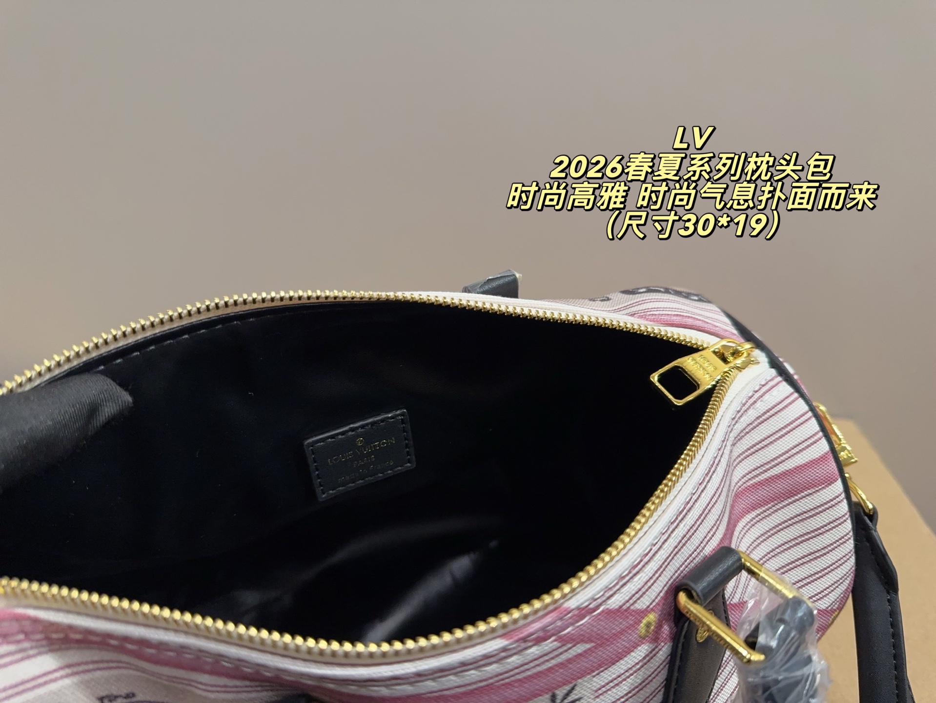 ❤️470包邮/原单代购级别
无盒⚠️尺寸30*19
LV 2026春夏系列枕头包
稳重大气,时尚高雅
时尚气息扑面而来,独特魅力十足
经典款式,永不过时,让你随时散发自信风采!