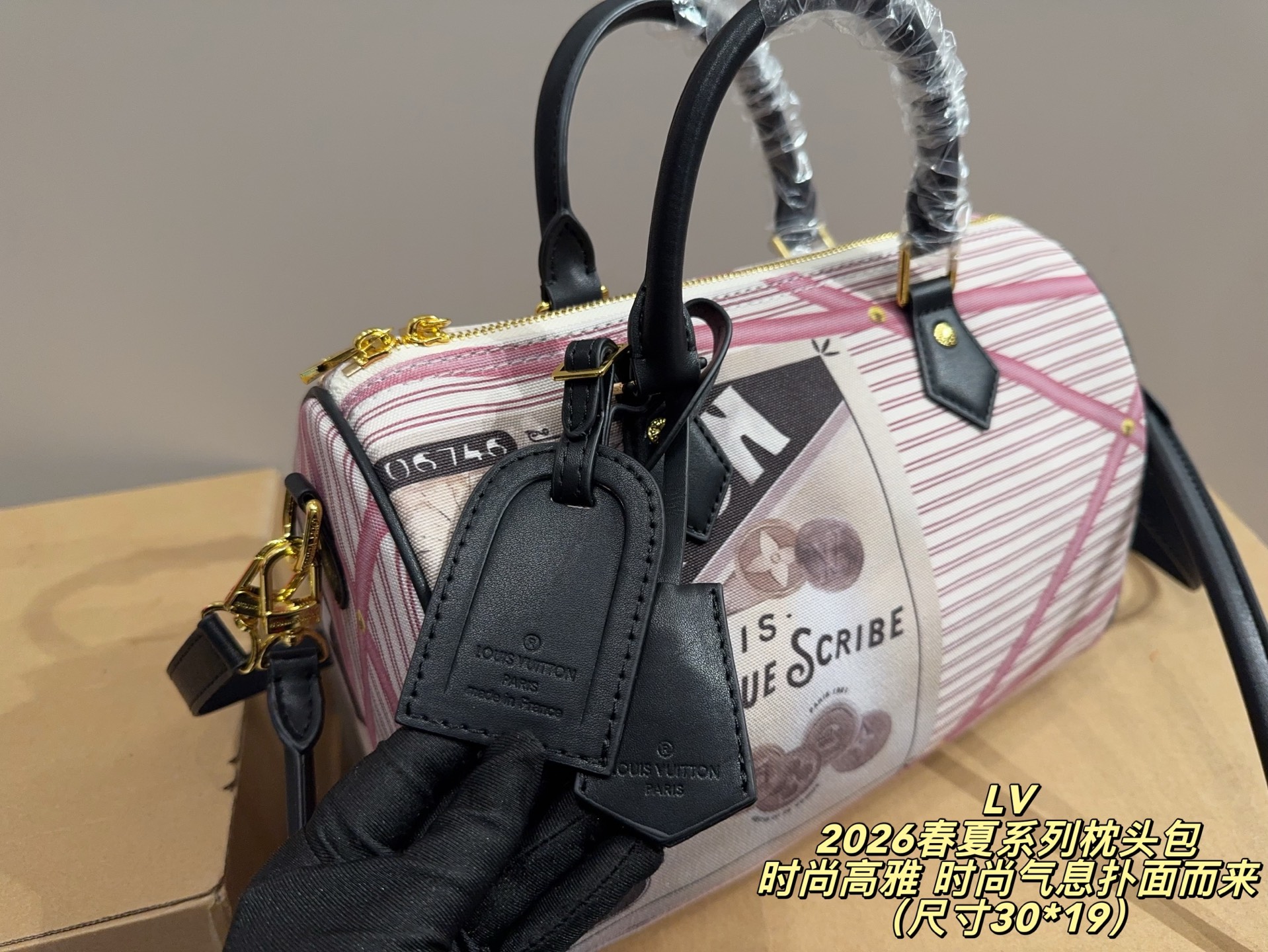 ❤️470包邮/原单代购级别
无盒⚠️尺寸30*19
LV 2026春夏系列枕头包
稳重大气,时尚高雅
时尚气息扑面而来,独特魅力十足
经典款式,永不过时,让你随时散发自信风采!