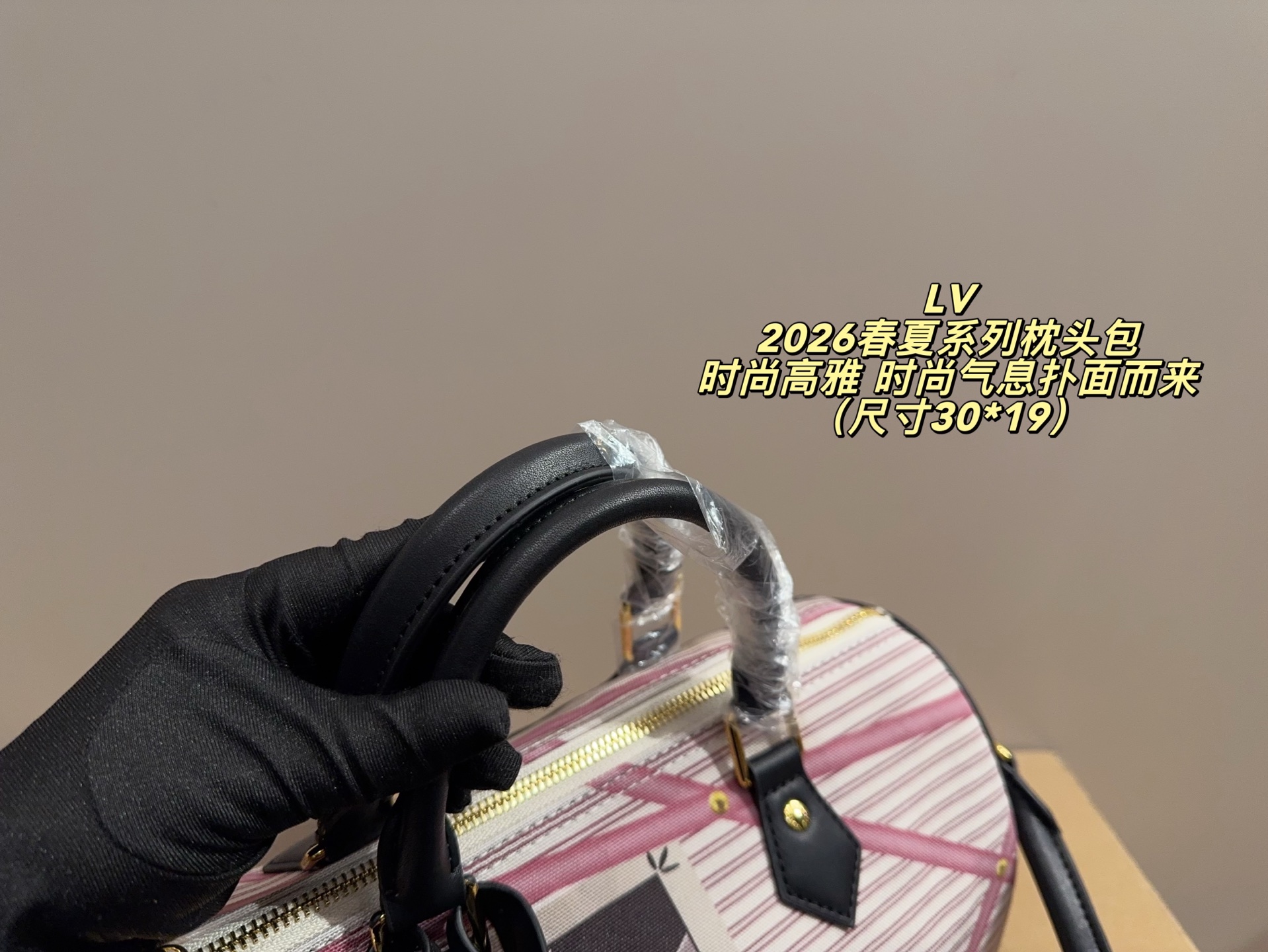 ❤️470包邮/原单代购级别
无盒⚠️尺寸30*19
LV 2026春夏系列枕头包
稳重大气,时尚高雅
时尚气息扑面而来,独特魅力十足
经典款式,永不过时,让你随时散发自信风采!