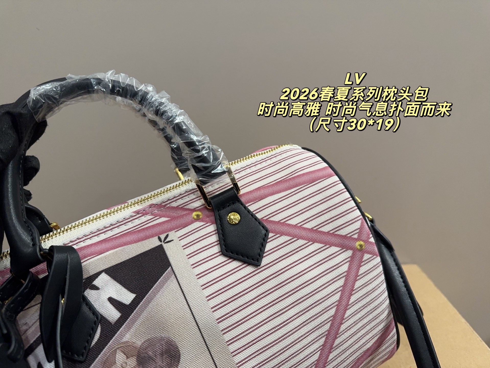 ❤️470包邮/原单代购级别
无盒⚠️尺寸30*19
LV 2026春夏系列枕头包
稳重大气,时尚高雅
时尚气息扑面而来,独特魅力十足
经典款式,永不过时,让你随时散发自信风采!