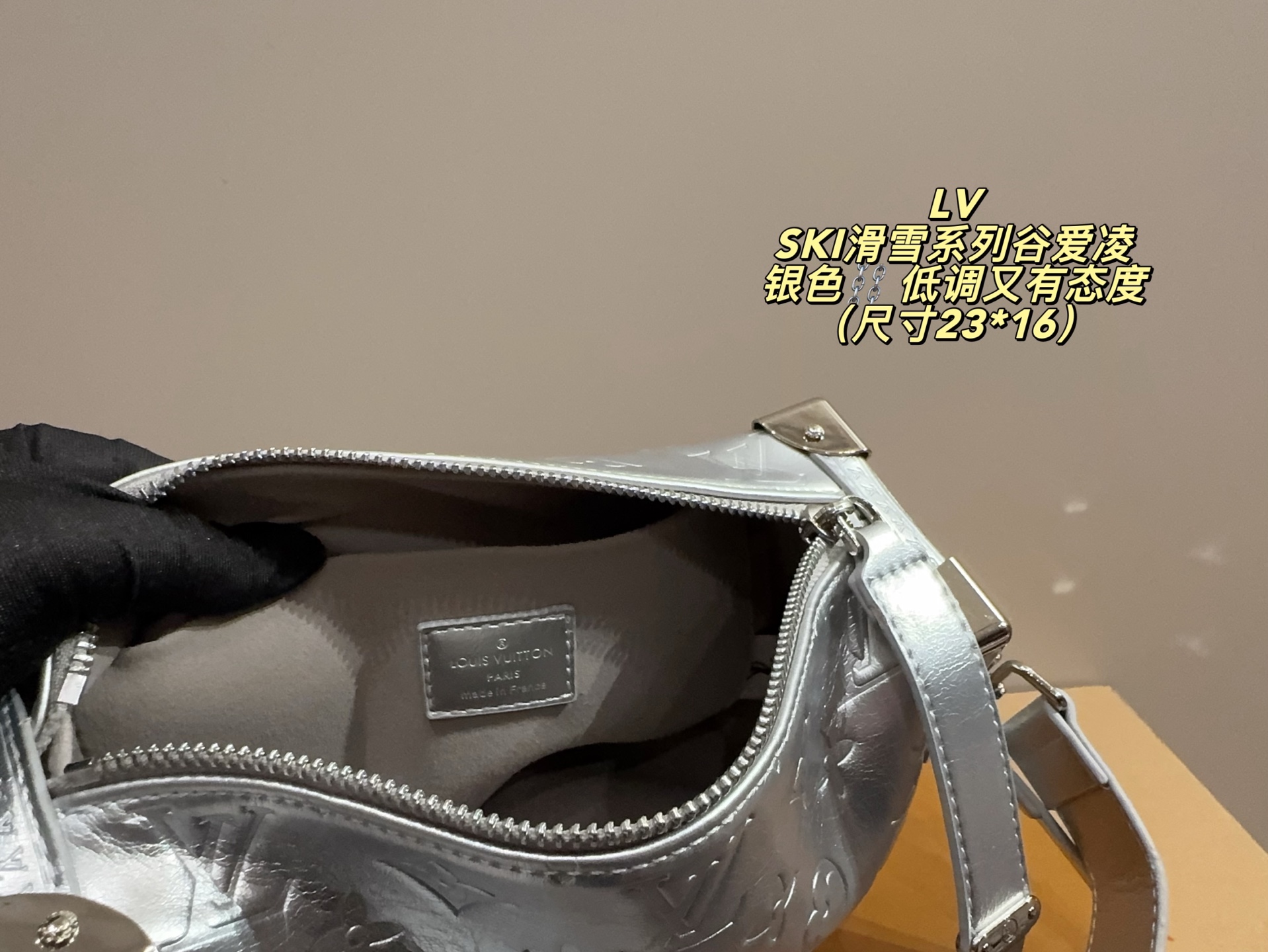 ❤️490包邮/原单代购级别
配折叠盒⚠️尺寸23*16
LV SKI滑雪系列谷爱凌
银色链条⛓️ 低调又有态度