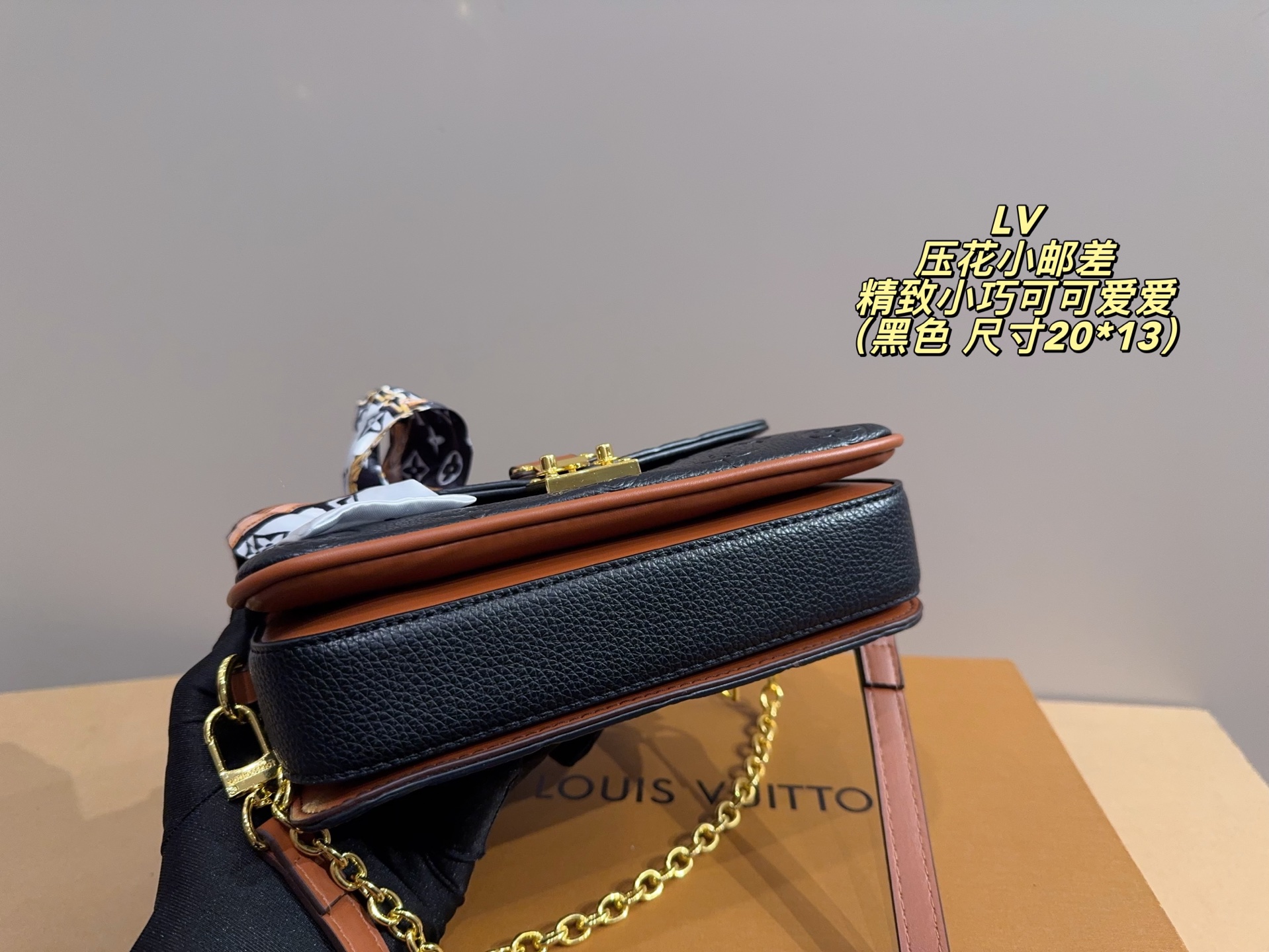 ❤️480包邮/原单代购级别
配折叠盒⚠️尺寸20*13
lv 压花小邮差
𝙇𝙤𝙪𝙞𝙨 𝙑𝙪𝙞𝙩𝙩𝙤𝙣 𝙈𝙚𝙩𝙞𝙨🖤East west小邮差
一见钟情系列💘经典黑花So Balck🖤
3way背法随心切换♻️新晋断货王🔥
精致小巧可可爱爱 慵懒随性 简约高级💯