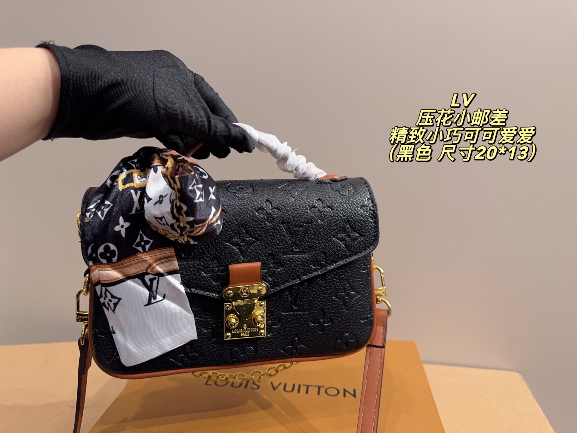 ❤️480包邮/原单代购级别
配折叠盒⚠️尺寸20*13
lv 压花小邮差
𝙇𝙤𝙪𝙞𝙨 𝙑𝙪𝙞𝙩𝙩𝙤𝙣 𝙈𝙚𝙩𝙞𝙨🖤East west小邮差
一见钟情系列💘经典黑花So Balck🖤
3way背法随心切换♻️新晋断货王🔥
精致小巧可可爱爱 慵懒随性 简约高级💯