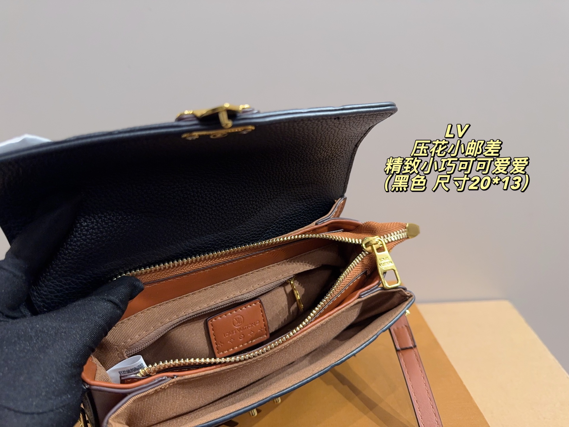 ❤️480包邮/原单代购级别
配折叠盒⚠️尺寸20*13
lv 压花小邮差
𝙇𝙤𝙪𝙞𝙨 𝙑𝙪𝙞𝙩𝙩𝙤𝙣 𝙈𝙚𝙩𝙞𝙨🖤East west小邮差
一见钟情系列💘经典黑花So Balck🖤
3way背法随心切换♻️新晋断货王🔥
精致小巧可可爱爱 慵懒随性 简约高级💯