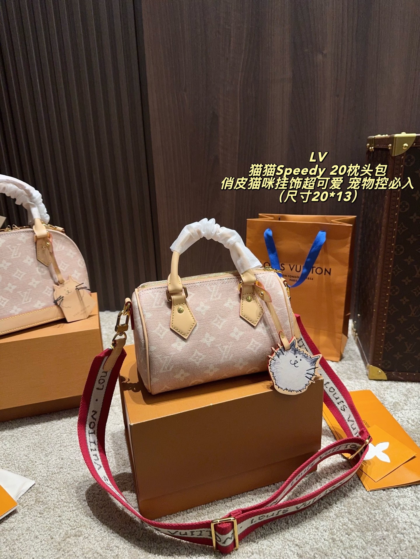 P323 Complete Package ️Size 20 13 | Lv Cat Speedy 20 Pillow Bag | Classic Presbyopic Canvas + Milk Tea Color Shoulder Strap, Playful Cat Pendant Is Super Cute It Is Suitable For Daily Commuting And Casual Outings. It Can Easily Store Mobile Lipstick. The Shoulder Strap Is Adjustable And Can Be Worn On One Shoulder Or Across The Body, Practical And Fashionable The Cat Element Is Super Eye-catching, Perfect For Collection Or Daily Wear, And The Autumn And Winter Combination Adds A Warm Atmosphere.