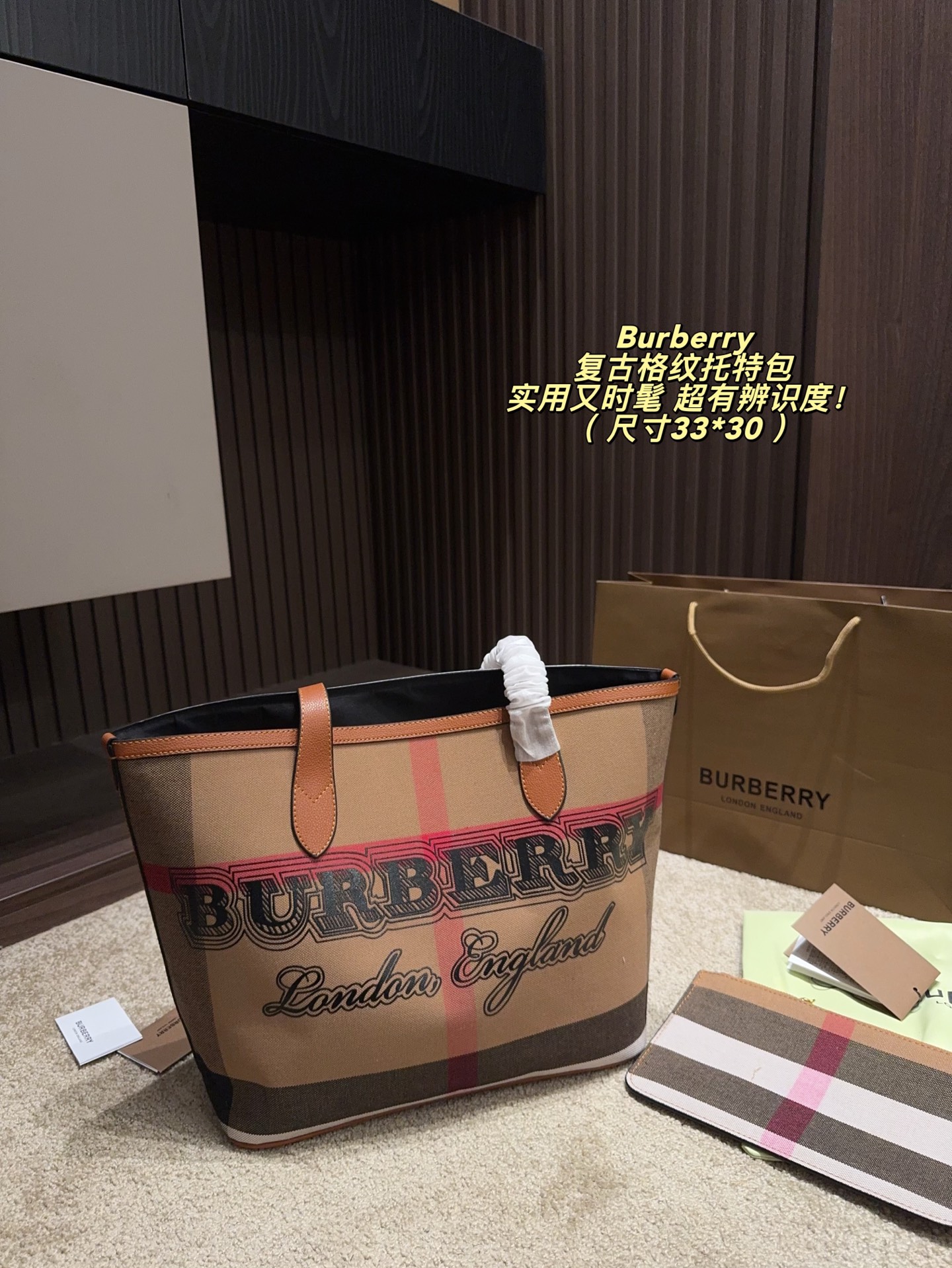 P233 Aircraft Box ️ Size 33 30 | Burberry Retro Plaid Tote Bag | Burberry's Retro Plaid Tote Bag Is Made Of Classic Canvas + Brown Leather Handle, Full Of British Style The Words "Burberry London England" On The Front Are Very Recognizable. The Size Is Moderate And Can Hold Daily Items For Commuting And Leisure. It Is Light And Practical. The Plaid Design Is Versatile And A Must-have For Autumn And Winter, Easily Enhancing Your Look.