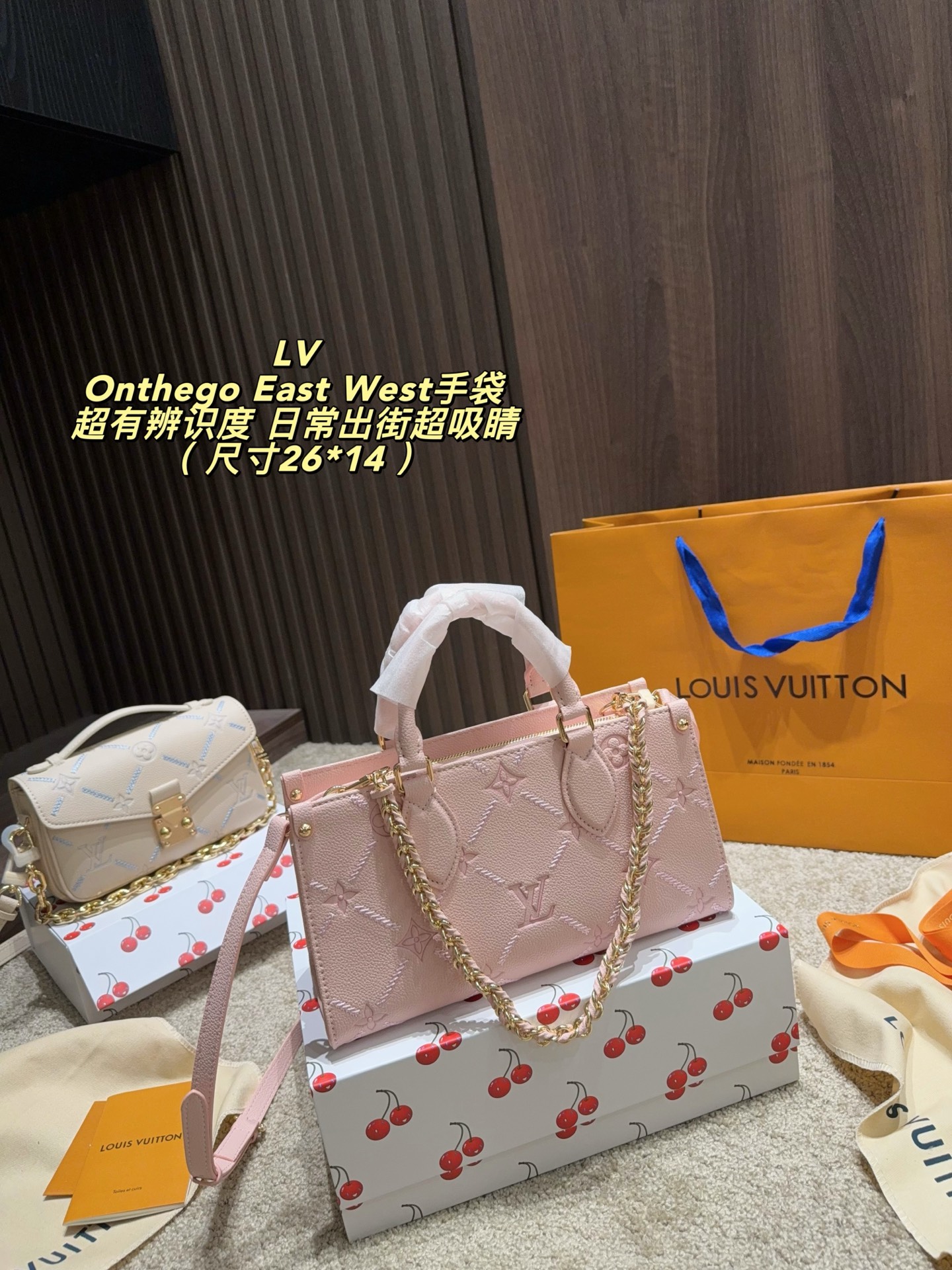 折叠盒⚠️尺寸26*14 LV Onthego樱花粉手袋,搭配经典Monogram老花刺绣,浪漫甜美氛围感满分!横版托特包型,金属链条+皮革肩带,手提斜挎都OK,日常通勤或约会都能轻松驾驭✨.尺寸适中,容量实用,内部空间合理,春夏搭配浅色系服饰超优雅,轻松提升造型感💕.