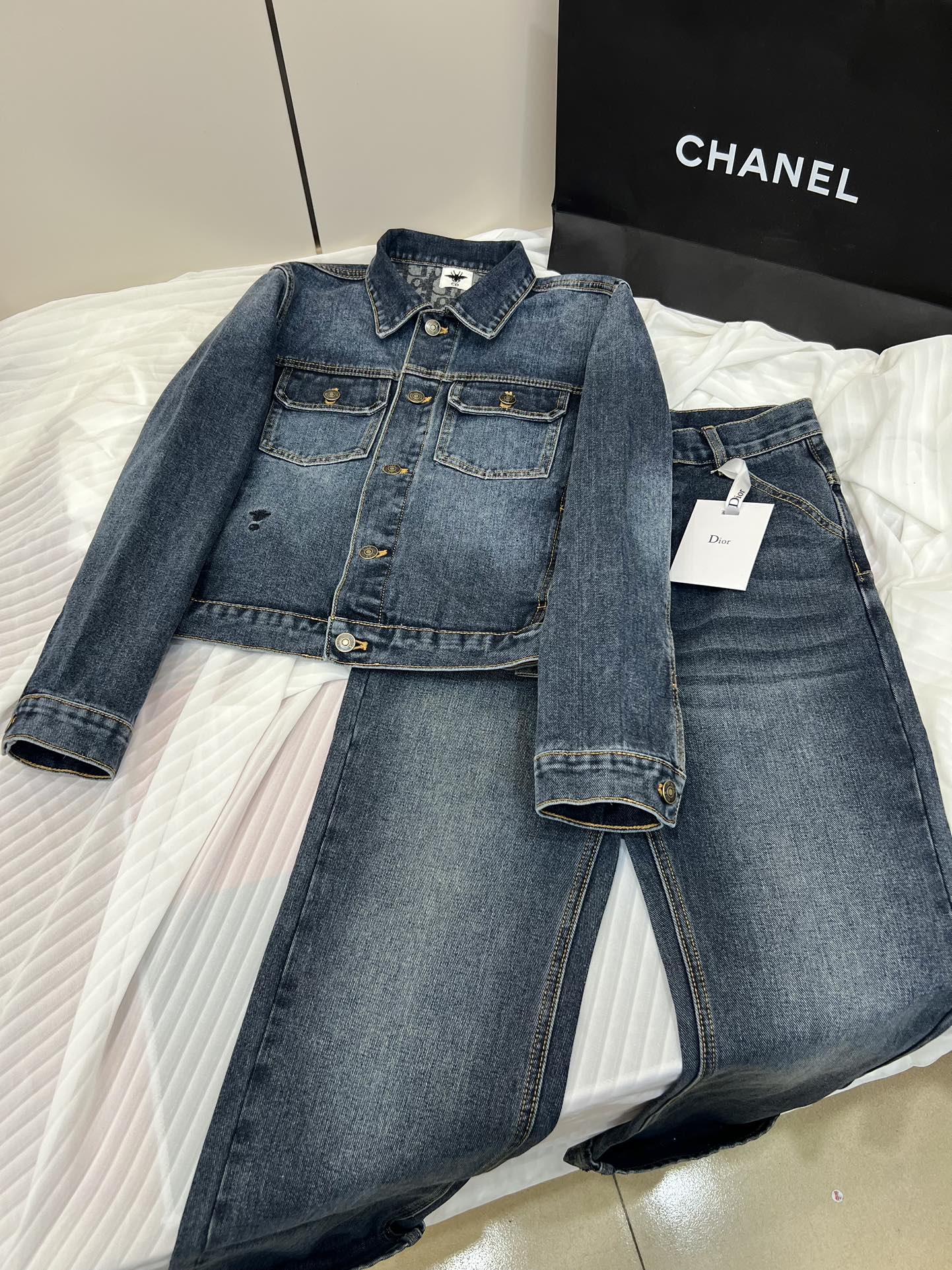 NO:297231,Jacket pants Dio* New early spring style high-end fashionable style, old-fashioned versatile denim set, jacket trousers, carefully crafted from blue stonewashed cotton denim, short style, decorated with CD logo, bee embroidery and Christian Dior Paris sign on the back, interior is decorated with classic Oblique prints to create a delicate look, full of details, no comparison of cost performance, only focusing on the quality of details SML, dior, jackets & coats, alexander wang19860909外套裤子Dio*  早春新款 高级洋气内里老花百搭牛仔套装,外套长裤,采用蓝色石洗棉质牛仔布精心制作,短款版型,饰以CD标志小蜜蜂刺绣和背面Christian Dior Paris标牌,内部饰经典的Oblique印花打造精致造型,满满细节,不比性价比,只拼细节质量 码数SML,,dior,jackets & coats,alexander wang,Women's clothing