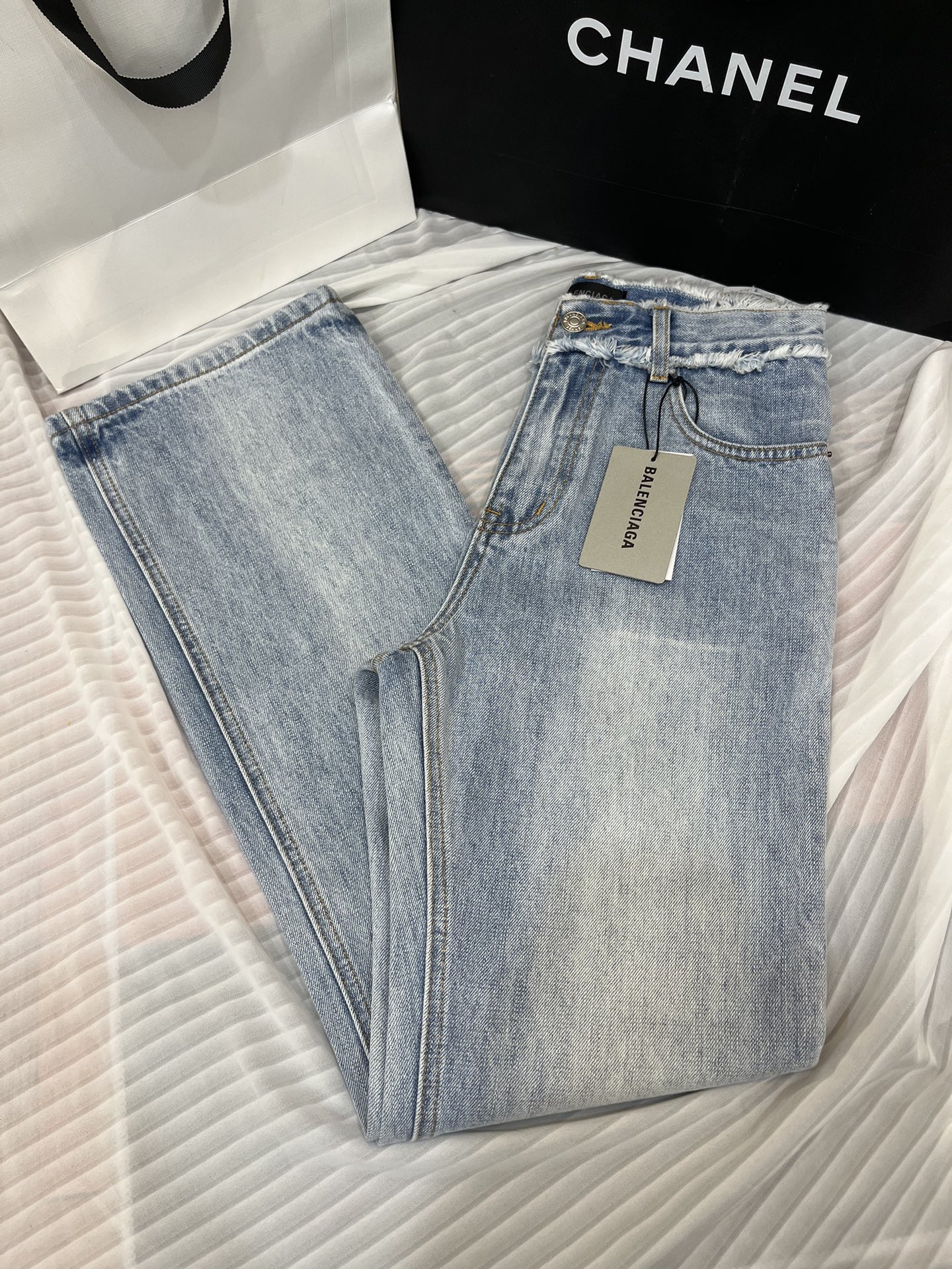 NO:297225,Balenciaga's new early spring style, the same style of jeans on the official website, the hottest style of early spring pants is coming, the double enzyme washes water and does not fade, the upper body effect is 1.8 meters tall, the legs look longer, the straight-fitting design, the frosted waist design feels full of visual visuals. Casual wide legs really make people unable to sway, and it is super easy to match to cover the insufficient leg shape. It is no longer a problem to create a diversified style. The design is more layered than jeans, and it is really Chill to wear!  SML, balenciaga, jeans, alexander wang19860909Balenciaga  早春新款 官网同款牛仔裤 ,早春神裤爆款来袭,双重酵素洗水不掉色,上身效果1米8显瘦显腿长,直筒版型设计,毛边腰头设计感视觉十足.休闲阔腿真的让人欲摆不能,超好搭配遮盖腿形不足之外 大气随性凹造出多元化风格不再话下 设计相比牛仔裤更加有层次感,穿起来真的很Chill！ 码数SML,,balenciaga,jeans,alexander wang,Women's clothing