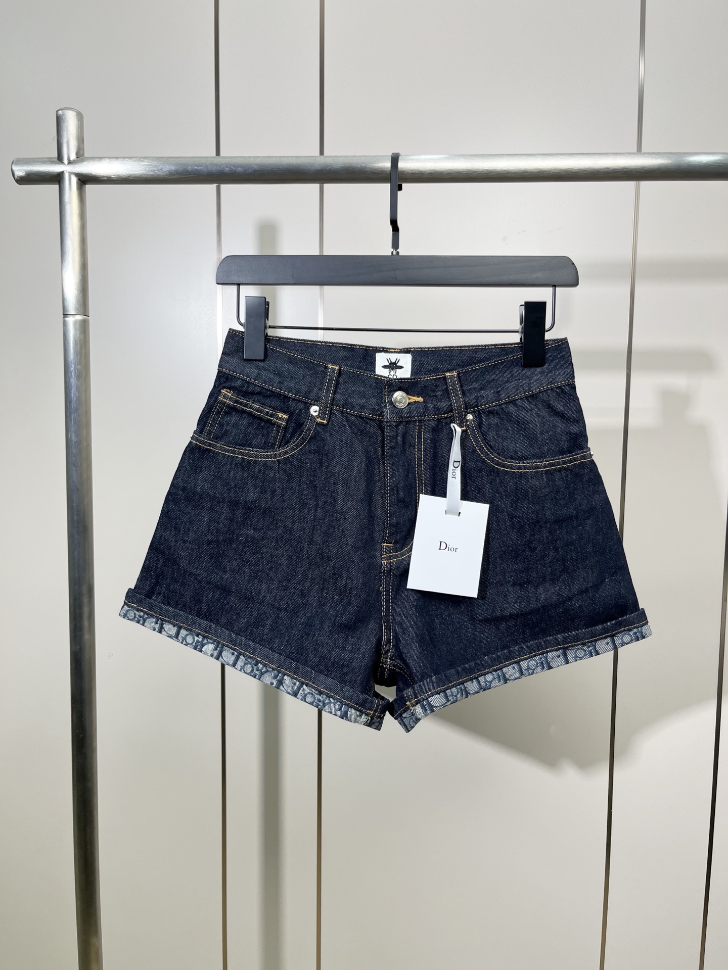 NO:416529,DIOR2025 new products are on the shelves. The new imported denim is pure cotton fabric without fading. DIOR's denim shorts highlight the interpretation of classic items. They are carefully crafted with imported denim fabrics without fading, and the interior is decorated with classic Oblique prints to create a delicate and casual look. Size: S-M-L, dior, shorts, alexander wang19860909DIOR2025新品上架 新品进口丹宁不掉色纯棉面料.DIOR这款牛仔短裤突显对经典单品的诠释.采用进口不掉色丹宁牛仔面料精心制作,内部点缀以经典的 Oblique 印花.打造精致的休闲造型. 尺寸:S-M-L,,dior,shorts,alexander wang,Women's clothing