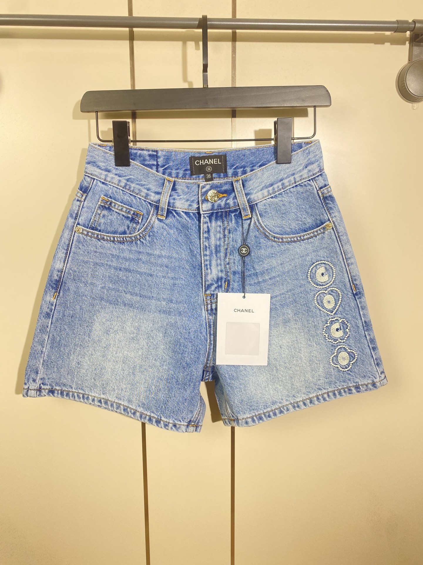 NO:416543,2025 Chanel Beach Series, the classic Chanel elements collide with youthful and energetic denim items to form a unique visual effect. Paired with the Cocoa Beach series jeans, it breaks people's inherent impression of Chanel and creates a dressing example that combines classic and daily life. Size 36-38-40, chanel, chanel, jeans, alexander wang198609092025chanel沙滩系列,经典的香奈儿元素与青春活力的牛仔单品碰撞,形成独特的视觉效果.再配上可可海滩系列牛仔裤,打破人们对香奈儿固有印象,打造出兼具经典与日常的穿搭范例. 尺码36-38-40,,chanel,chanel,jeans,alexander wang,Women's clothing