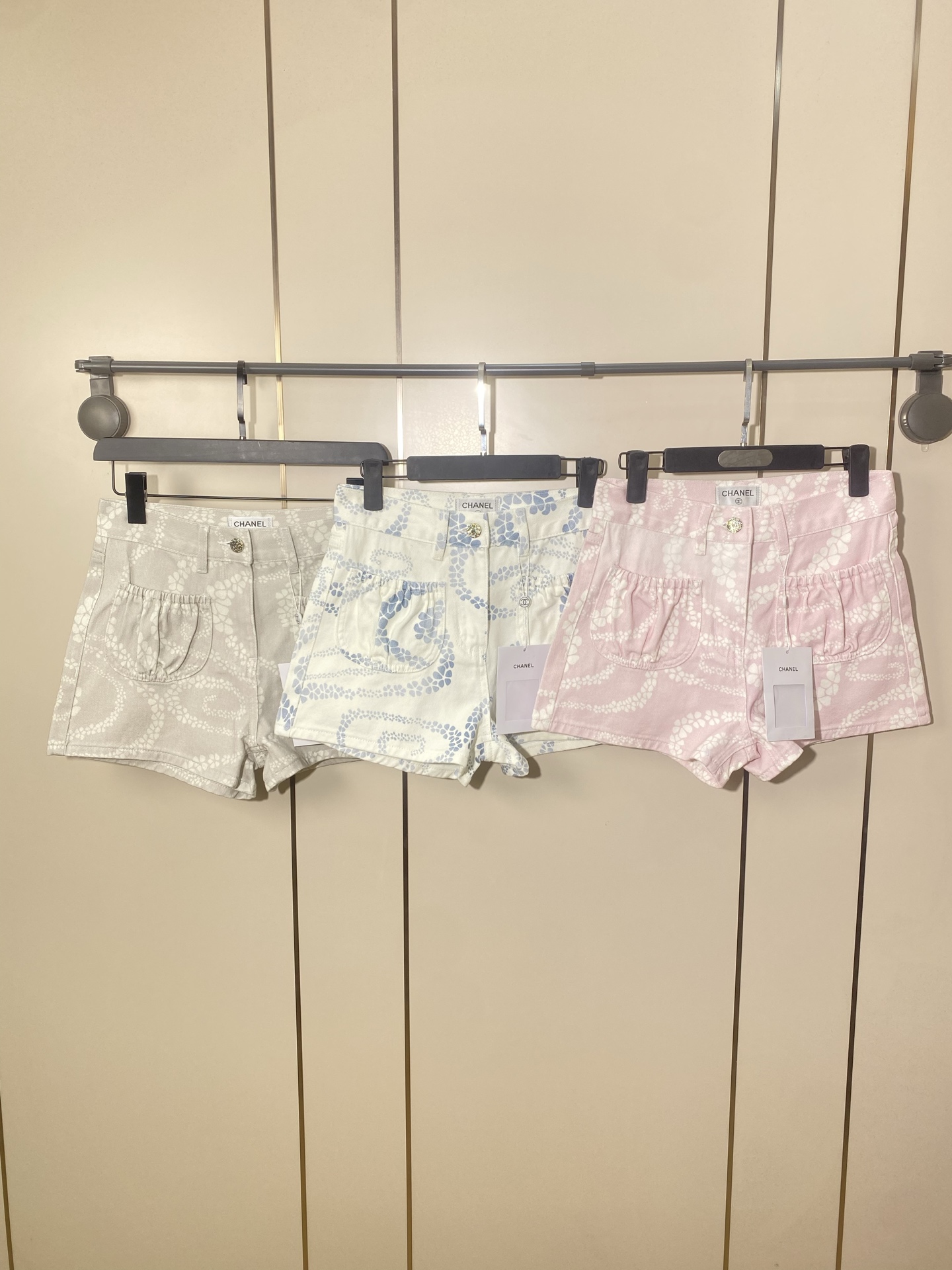 NO:416549,Chanel 25 coco beach series is on the stage with a strong sea breeze~ Inspired by the seaside holidays that Gabriel Chanel loves, it combines the relaxed and relaxing Hampton with the retro style of the 1990s. This season focuses on black and white diamonds, pastel colors and marine elements (such as starfish, stripes, etc.), which is fresh and fashionable. Size 36-38-40, chanel, alexander wang19860909香奈儿25 coco beach系列带着浓浓的海风气息登场啦～ 灵感来自嘉柏丽·香奈儿热爱的海滨假期,将汉普顿的松 弛感与90年代复古风完 美结合.这一季主打黑白菱格、粉彩色系和海洋元素（像海星、条纹等）,清新又有时髦感. 尺码36-38-40,,chanel,alexander wang,Women's clothing