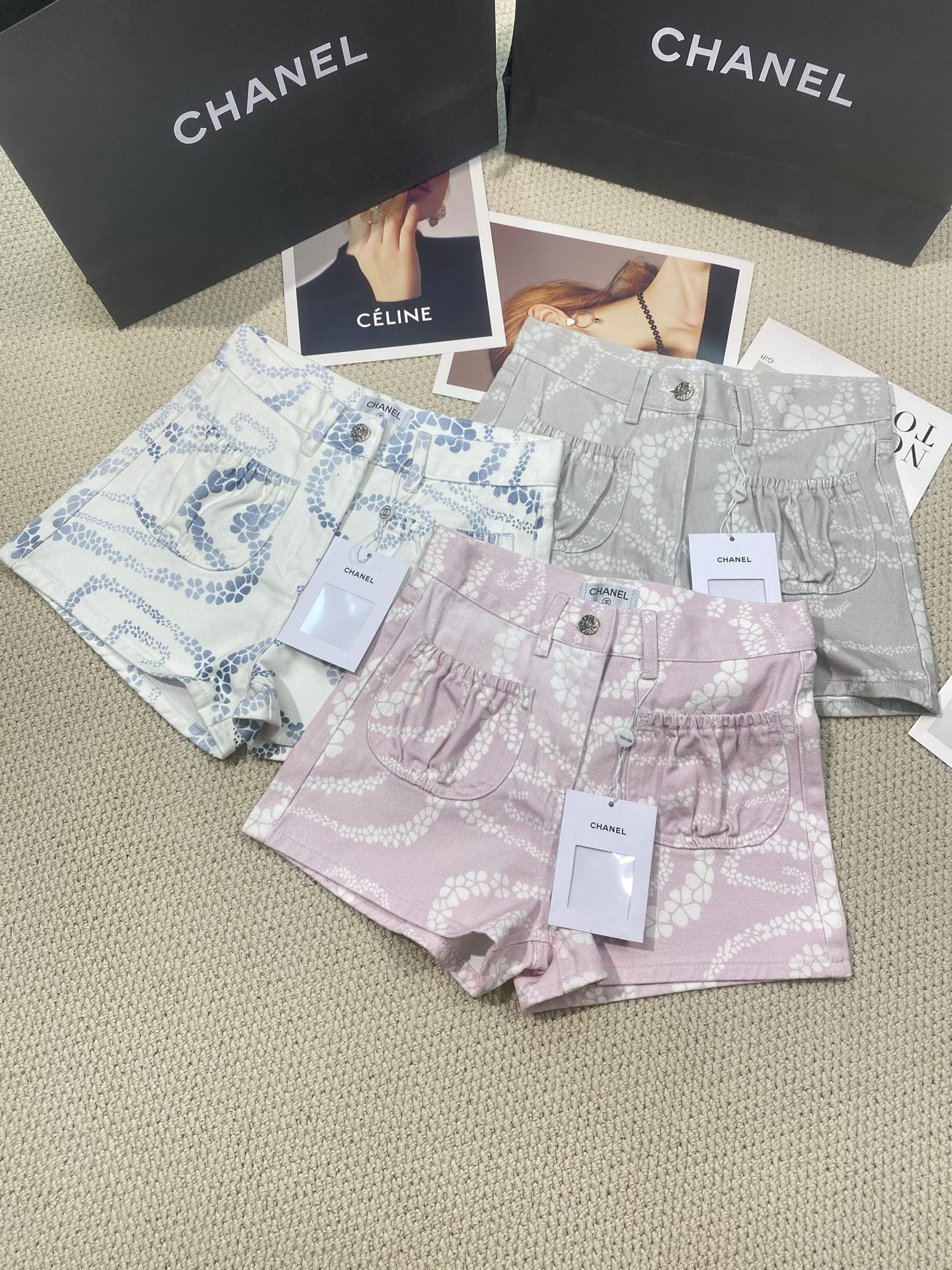 NO:416542,Chanel 25 coco beach series is on the stage with a strong sea breeze~ Inspired by the seaside holidays that Gabriel Chanel loves, it combines the relaxed and relaxing Hampton with the retro style of the 1990s. This season focuses on black and white diamonds, pastel colors and marine elements (such as starfish, stripes, etc.), which is fresh and fashionable. Size 36-38-40, chanel, alexander wang19860909香奈儿25 coco beach系列带着浓浓的海风气息登场啦～ 灵感来自嘉柏丽·香奈儿热爱的海滨假期,将汉普顿的松 弛感与90年代复古风完 美结合.这一季主打黑白菱格、粉彩色系和海洋元素（像海星、条纹等）,清新又有时髦感. 尺码36-38-40,,chanel,alexander wang,Women's clothing