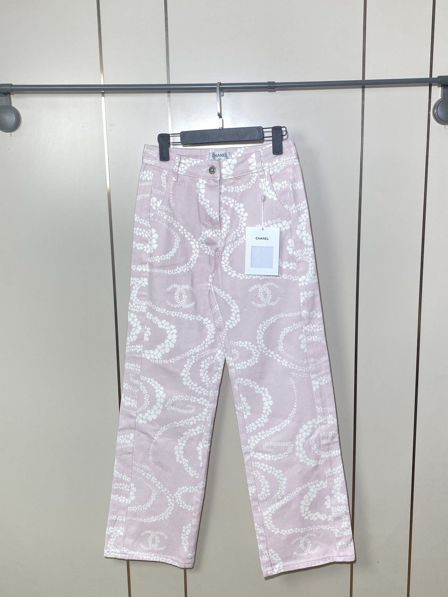 NO:416564,Chanel 25 coco beach series is on the stage with a strong sea breeze~ Inspired by the seaside holidays that Gabriel Chanel loves, it combines the relaxed and relaxing Hampton with the retro style of the 1990s. This season focuses on black and white diamonds, pastel colors and marine elements (such as starfish, stripes, etc.), which is fresh and fashionable. Size 36-38-40, chanel, alexander wang19860909香奈儿25 coco beach系列带着浓浓的海风气息登场啦～ 灵感来自嘉柏丽·香奈儿热爱的海滨假期,将汉普顿的松 弛感与90年代复古风完 美结合.这一季主打黑白菱格、粉彩色系和海洋元素（像海星、条纹等）,清新又有时髦感. 尺码36-38-40,,chanel,alexander wang,Women's clothing