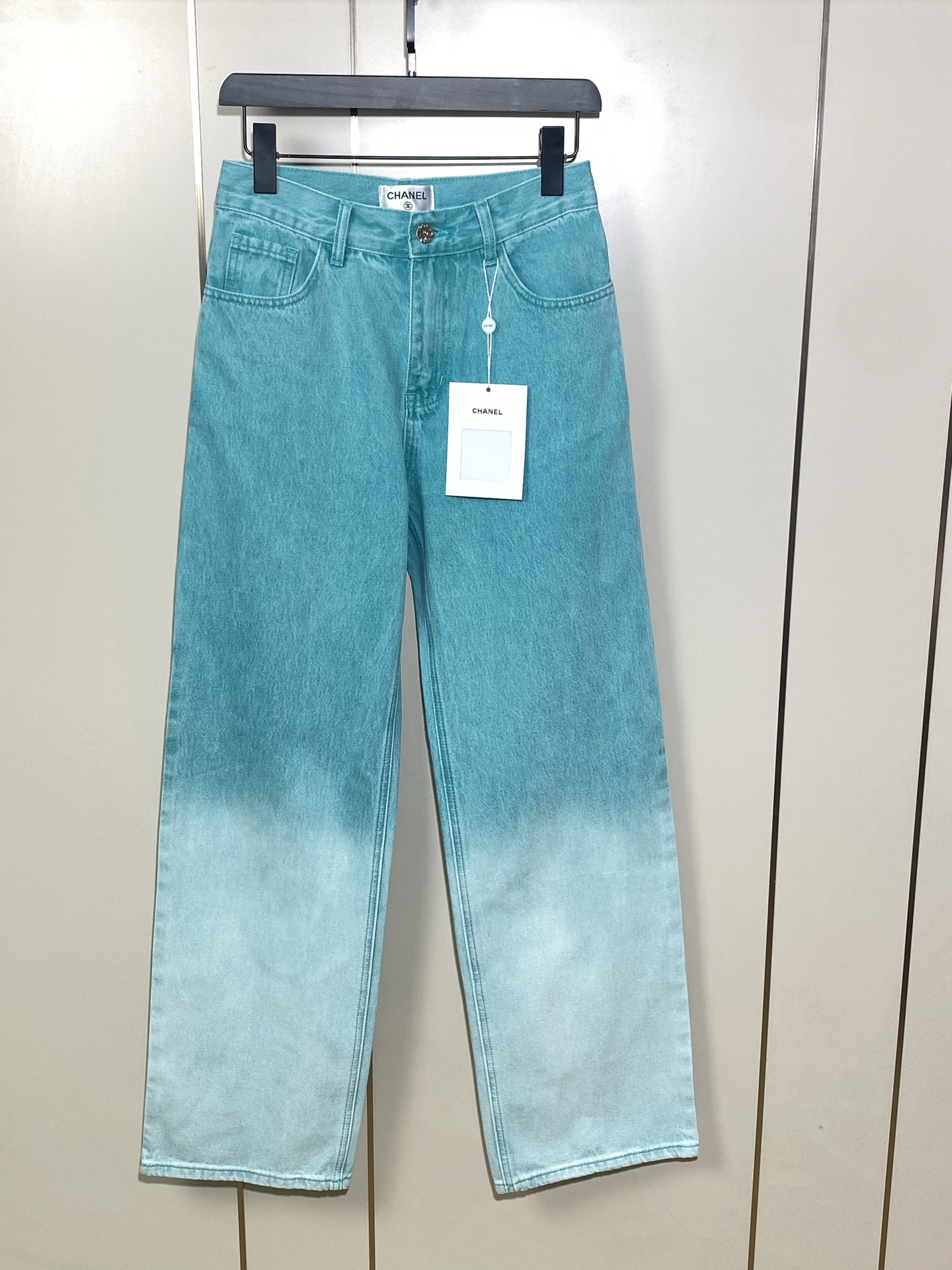 NO:417326,Chanel 2025 new model is hot in summer, how can we miss a pair of refreshing jeans?  Jeans for women in summer, cool and new wide-leg mint green ripped trousers. Lake blue tone + gradient design, fresh and white, it is simply the favorite in summer!  In terms of style, the straight-tube design is simple and modern, suitable for girls of all sizes, easy to control. The back pocket heart shape + LOGO design adds a bit of fashion and is full of American style. Size 36-38-40, chanel, jeans, alexander wang19860909香奈儿2025新款 夏日炎炎,怎能少了一条清爽的牛仔裤呢？ 牛仔裤女夏季清冷感新款阔腿薄荷绿破洞长裤子.湖蓝色调+渐变设计,清新又显白,简直是夏日的心头好！ 款式上,直筒设计简约现代,适合各种身材的女生,轻松驾驭.后袋心型+LOGO设计增添了几分时尚感,美式风格满满. 尺码36-38-40,,chanel,jeans,alexander wang,Women's clothing
