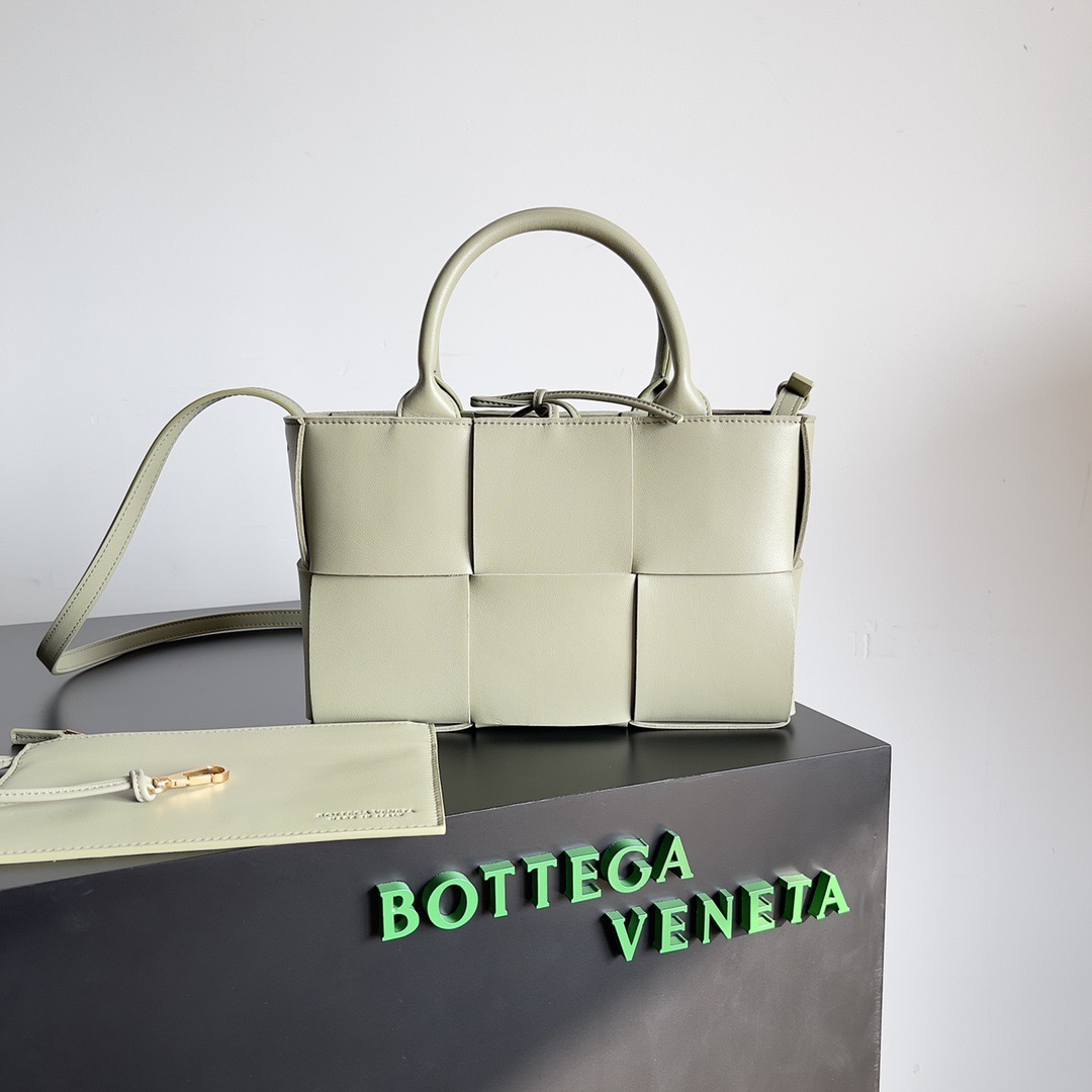 NO:769243,May Day special price, model number 709337, size 25*16*8cm, color travertine green, special price flash sale19860909五一特价 款号709337 尺寸25*16*8cm 颜色洞石绿,特价秒杀,Bag