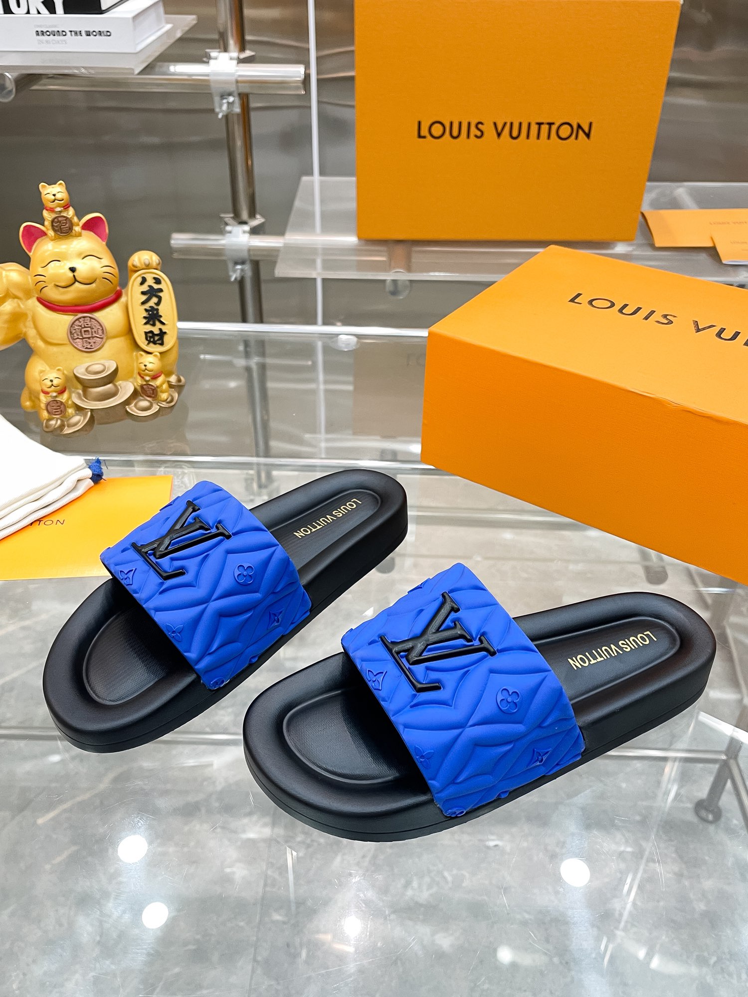 NO:357733,【L Home】Couple Style Size: 35-45 Top Purchase LV New Summer Slippers for Men and Women, High-end Boutique, exquisite embossed upper logo decoration, fine workmanship, super soft sole, casual loose and comfortable, must-have in summer!,,louis vuitton,louis vuitton,slippers19860909【 L家】情侣款 Size:35-45 顶级代购 lv新品男女夏季拖鞋,高端 精品,鞋面精致压花logo装饰,精细做工,鞋底超软,休闲宽松舒适型,夏季必入哦!,,louis vuitton,louis vuitton,slippers,Men's shoes