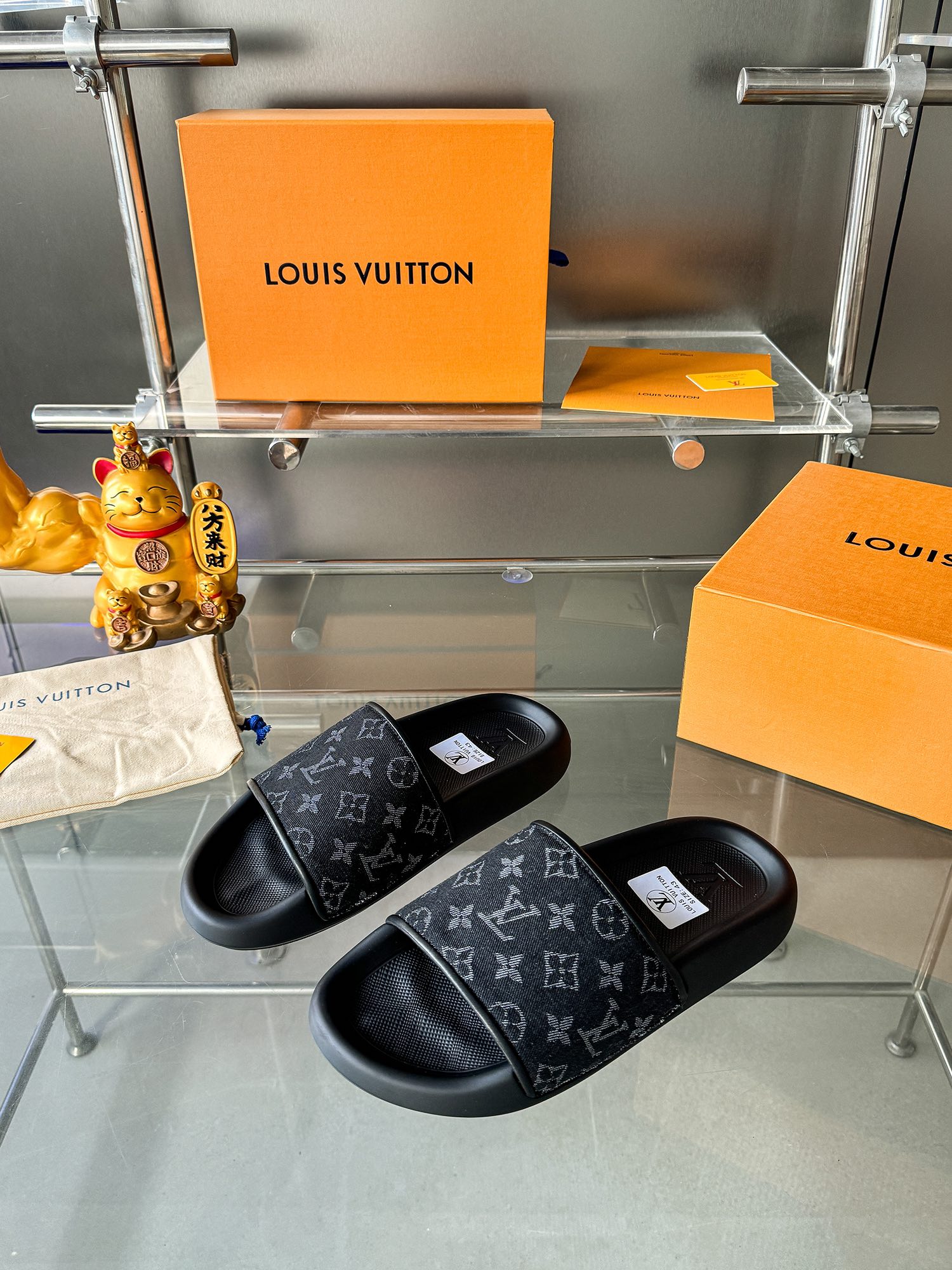 NO:275315,LV Donkey Louis Vuitton Couple Monogram Relief Slippers This season, Waterfront sandals are renovated and the upper buckle is embossed by Louis Vuitton's iconic Monogram pattern. Made of waterproof rubber, paired with comfortable and tough insoles. Light and flexible outsoles are imprinted by Louis Vuitton logo. Delivery counter exquisite packaging Fabric: original open mold rubber foam Sole original open mold rubber foam outsole Sole 3CM thick sole Size: 35-46,,louis vuitton,louis vuitton,louis vuitton,slippers19860909LV 驴牌 路易威登 情侣款 monogram 浮雕 拖鞋本季,Waterfront 凉拖焕新回归,鞋面扣带压印路易威登标志性的 Monogram 图案.由防水橡胶制成,搭配舒适韧性鞋垫.轻盈灵活的外底压印路易威登标识. 配送专柜精美包装 面料:原版开模橡胶发泡 鞋底原版开模橡胶发泡大底 底厚3CM Size:35-46,,louis vuitton,louis vuitton,louis vuitton,slippers,Men's shoes