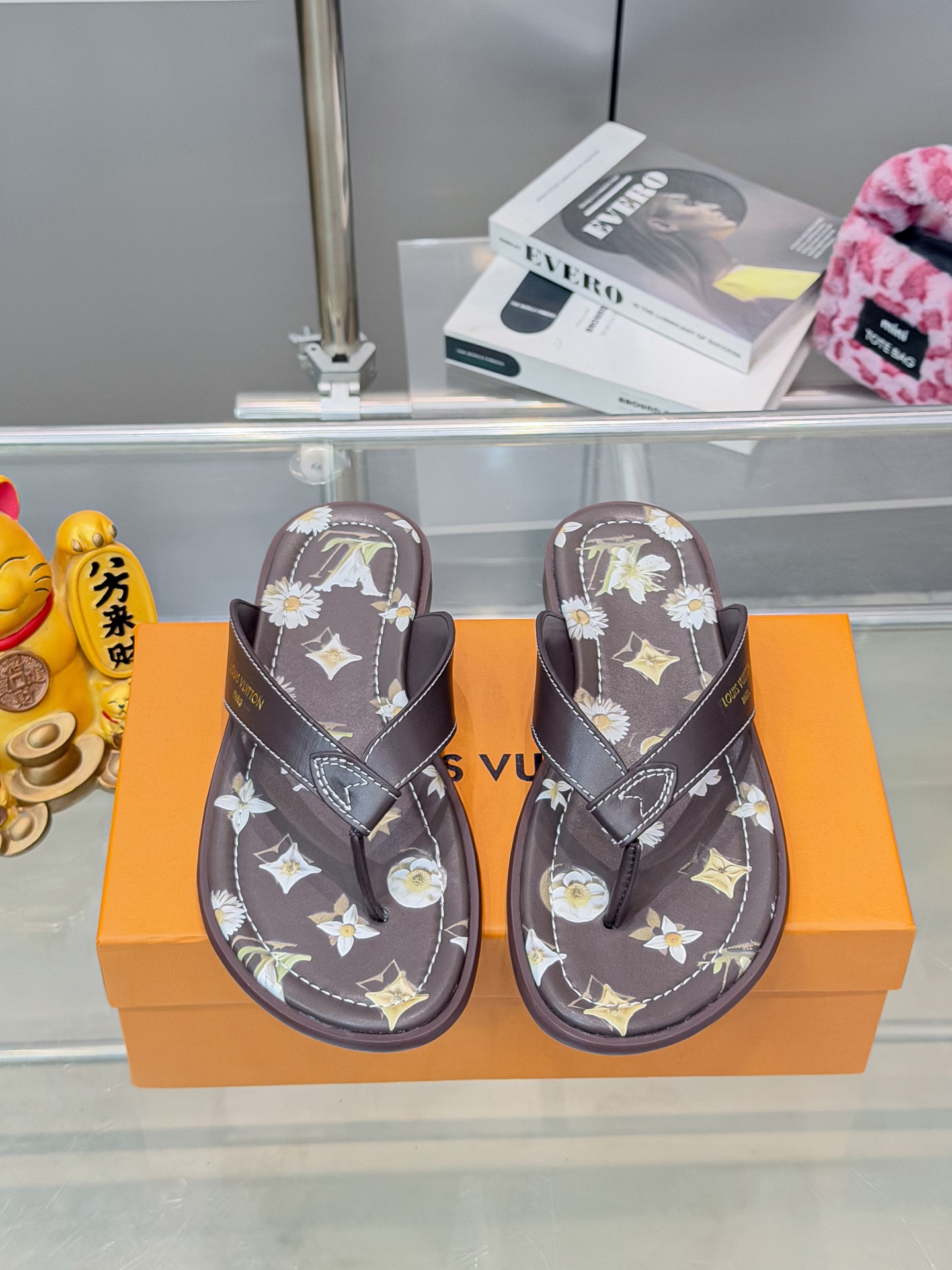 NO:814788,LV men's flip-flops Upper: cowhide + classic Monogram embossing, low-key and recognizable. Ergonomic design, comfortable to wear, suitable for daily life or vacation. 'Louis Vuitton Paris' is written on the upper, perfect for details!  Pair it with simple style clothing to easily enhance the look and feel, whether it is on the beach or walking in the city, size 38-46 [drawer box + 15], split-toe shoes, louis vuitton, louis vuitton, cowhide19860909LV男士人字拖 鞋面: 牛皮+经典Monogram压花 低调又有辨识度.人体工学设计,穿着舒适,适合日常或度假. 鞋面“Louis Vuitton Paris”字样,细节满分！搭配简约风格服饰,轻松提升造型质感,无论沙滩还是城市漫步都能轻松驾驭 size38-46【抽屉盒+15】,分趾鞋,louis vuitton,louis vuitton,cowhide,Women's Shoes
