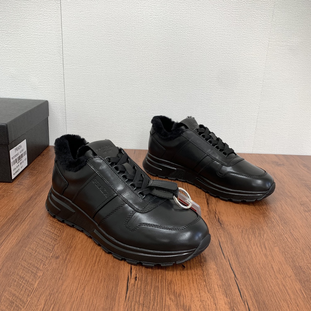 NO:690255,Code YS003542 Prada/Prada lace-up wool sneakers, top-notch goods produced in Dongguan, show version, leading counter trial style, Nappa cowhide material, light and breathable, soft and comfortable, genuine calfskin leather edging, distinctive sports style, genuine leather tongue PRADA letter emblem, full of brand style, lightweight embossed pattern rubber sole, light and about 4CM higher, genuine leather feet, full wool filled lining and great foot feel  Warm and comfortable, comes with original packaging!  Size 39-40-41-42-43-44 Leather shoe size Item number 4E3581 wool lining, prada, prada, sneakers, cowhide19860909编码YS003542 Prada/普拉达 系带羊毛运动鞋 莞产顶级猛货 秀场版 领先专柜尝鲜款式 纳帕牛皮材质 轻盈透气 柔软舒适 小牛皮真皮包边装饰 颇具与众不同的运动风范 真皮鞋舌 PRADA字母徽章 尽显品牌格调 轻质凹凸花纹橡胶鞋底 轻盈且增高约4CM 真皮垫脚 全羊毛充斥内里脚感极佳 保暖舒适 配原包装！ 尺码39-40-41-42-43-44 皮鞋尺码 货号4E3581羊毛毛里,,prada,prada,sneakers,cowhide,Men's shoes