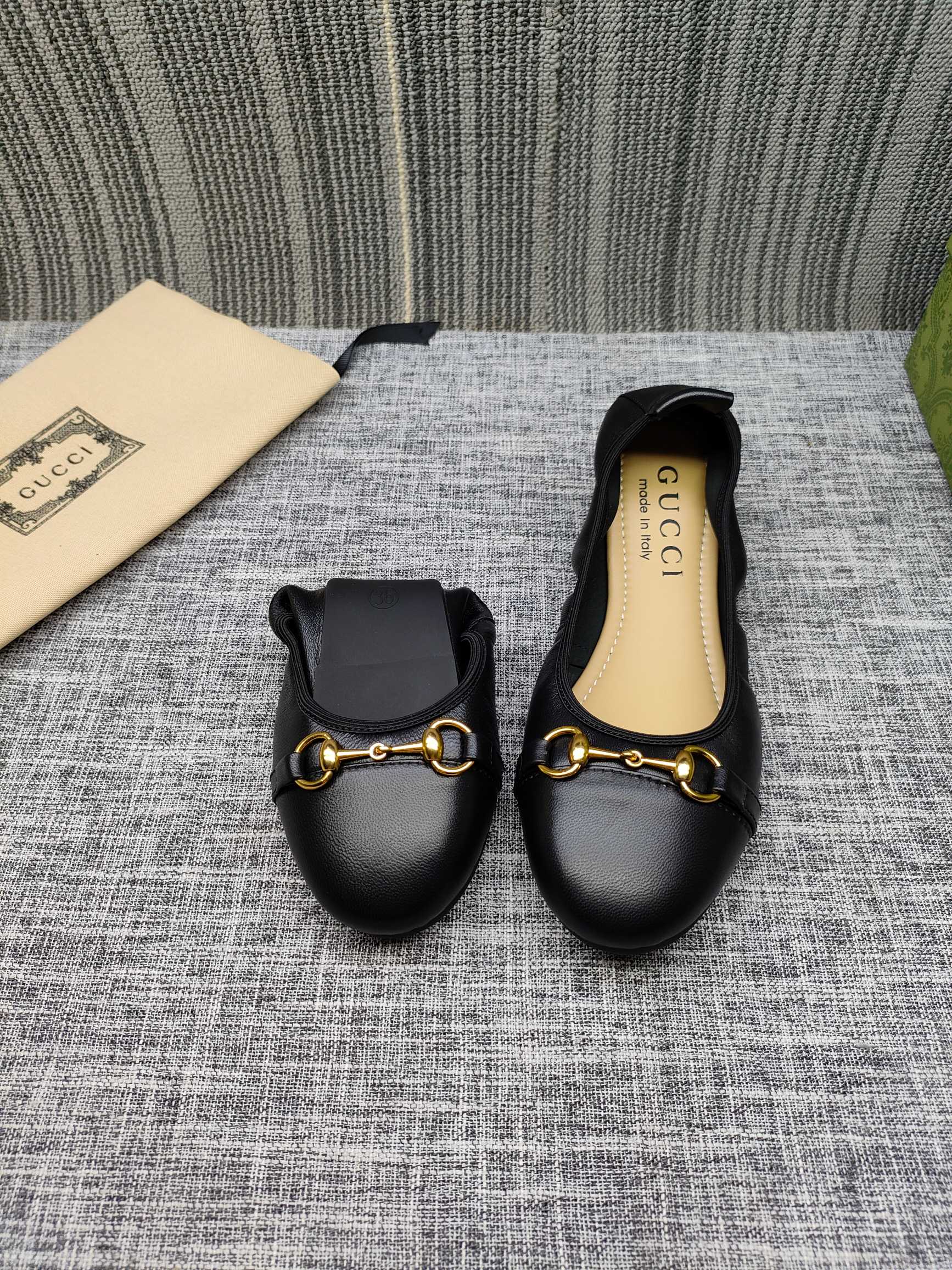 NO:260144,GUCCI Gucci latest horse-biting ladies flat ballet shoes, egg roll shoes, super comfortable fabric is imported top-grade soft sheepskin, it is comfortable to put on the feet, can be rolled up and put in a bag, easy to carry, super soft soles, no matter you go out for business, work, travel, shopping, or at home, it will be a must-have item for fairies to choose. Fashion and versatility is an indispensable pair of shoes. The fabric is imported soft sheepskin, color 6 colors available, outsole PPC dripping sole, size 34-42 (34.41.42 needs to be customized) Wholesale price, ballet shoes, gucci, gucci, sheepskin19860909GUCCI古驰最新马衔扣女士平底芭蕾鞋 蛋卷鞋 超级舒适 面料采用进口顶级柔软羊皮 上脚很舒服不会磨脚还可以卷起来放在包包里 方便随身携带,超级柔软的鞋底,不管你是到外出差、工作、旅游、逛街、居家都会是仙女们选择的必备单品 时尚百搭是您不可或缺的一双鞋子 面料采用进口柔软羊皮 颜色 6色可选 大底PPC滴胶大底 码数34-42码（34.41.42需要定做） 批发价,芭蕾舞鞋,gucci,gucci,sheepskin,Women's Shoes