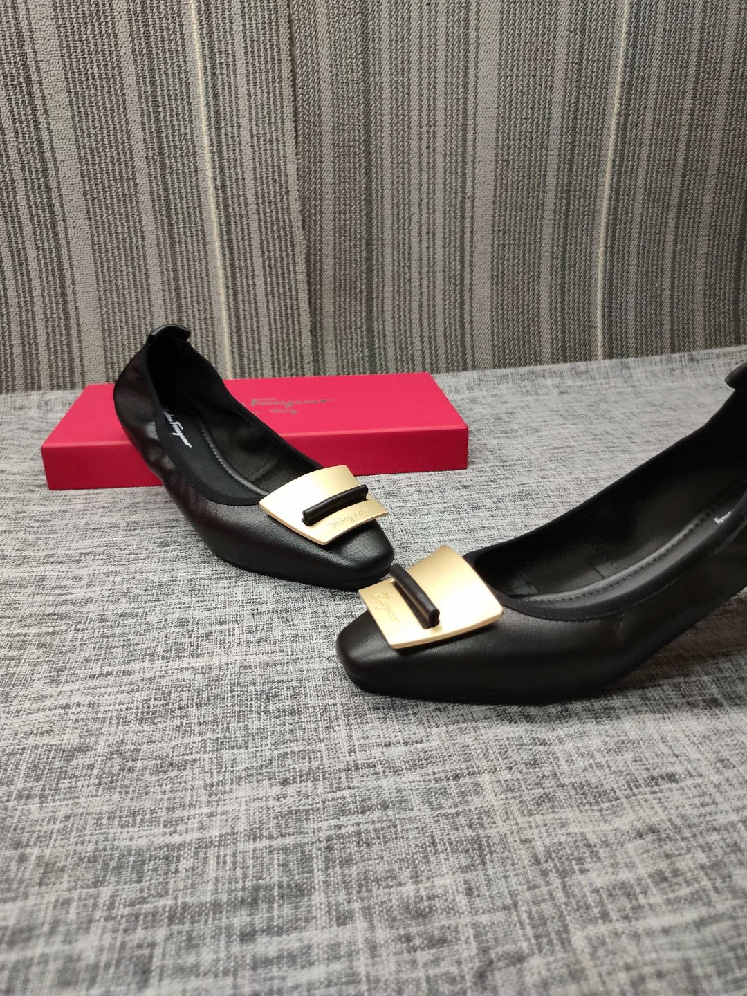 NO:407841,Ferragamo Classic serial number egg roll shoes, dancing shoes, driving shoes, super comfortable. The fabric is imported sheepskin, super Q latex pad. The super comfortable sole is a glue-drop anti-slip sole. Color: black, gun, pink, blue, burgundy 5 colors available. Size: 34-42 (34/41/42. If you need to customize, you will not return or replace), ballet shoes, ferragamo, sheepskin19860909菲拉格慕 经典序列号蛋卷鞋,跳舞鞋,开车鞋,超舒适. 面料采用进口绵羊皮 超Q弹乳胶垫.超级舒适大底为滴胶防滑大底 颜色 : 黑,枪,粉,蓝,酒红 5色可选 码数 : 34-42（34/41/42 需要定做不退不换）,芭蕾舞鞋,ferragamo,sheepskin,Women's Shoes