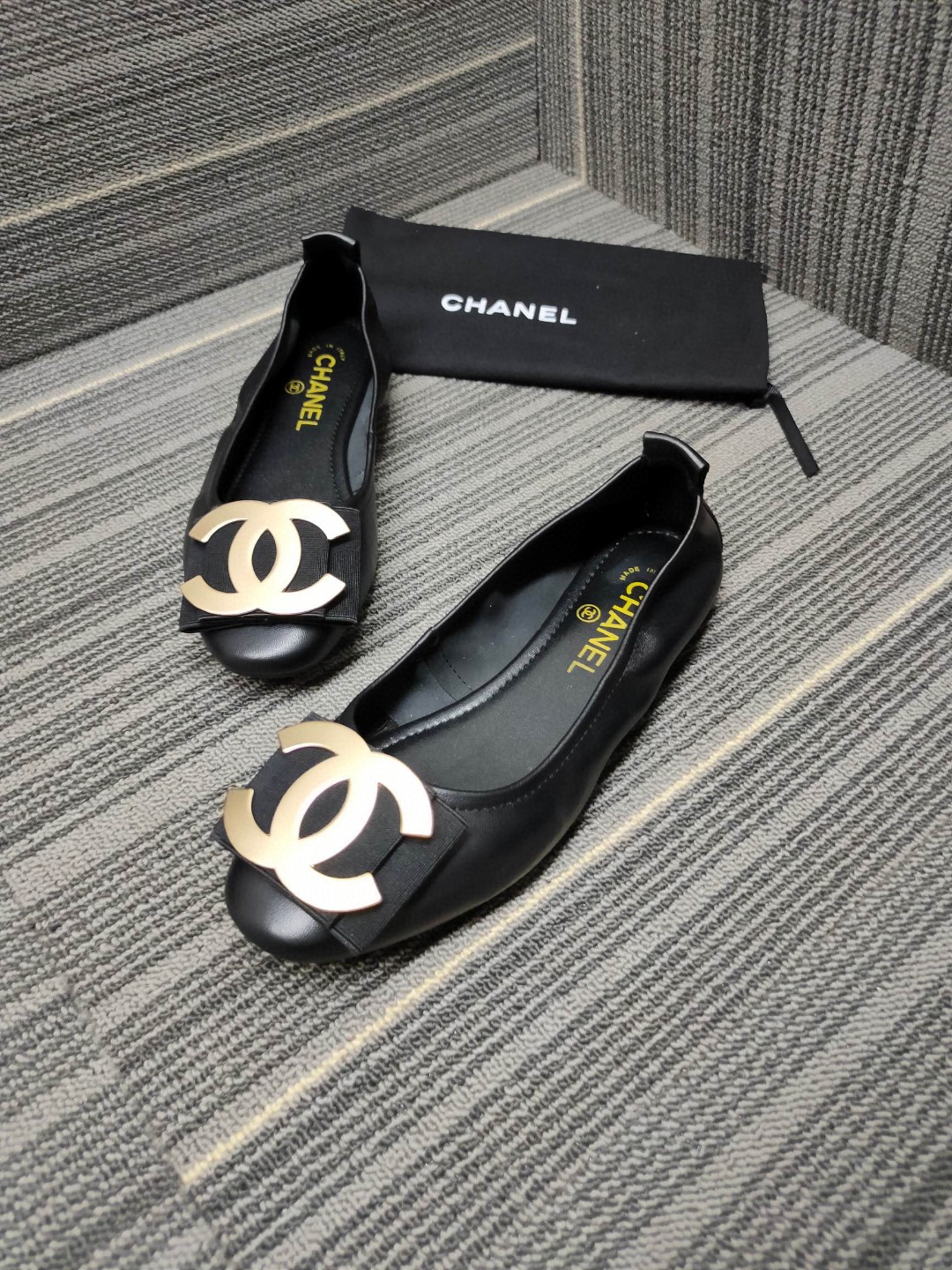 NO:260139,Chane* small fragrance classic big buckle ballet shoes egg roll shoes super comfortable on the feet, easy to carry around, super soft sole, no matter you are on business, work, travel, shopping, or at home, it will be one of the must-have items you choose. Fashionable and versatile is an indispensable pair of shoes. The fabric is imported lambskin. The inner part is breathable water-dyed pigskin. Color black. Pink. Apricot. Gun. Big red. 5 colors are available. Outsole. PPC dripping glue. Original open mold gold buckle. Size: 34-42 (34 41 42 # customized non-return). Ballet shoes, chanel, sheepskin, gold plating.19860909Chane*小香经典大扣芭蕾舞鞋 蛋卷鞋 上脚超舒适,方便随身携带,超级柔软的鞋底,不管你是到外出差、工作、旅游、逛街、居家都会是你们选择的必备单品之一 时尚百搭是您不可或缺的一双鞋子 面料采用进口小羊皮 内里采用透气水染猪皮 颜色黑色 粉色 杏色 枪色 大红 5色可选 大底PPC滴胶大底 饰扣原版开模镀金扣 码数 : 34-42（34 41 42 # 定做不退换）,芭蕾舞鞋,chanel,sheepskin,gold plating,Women's Shoes