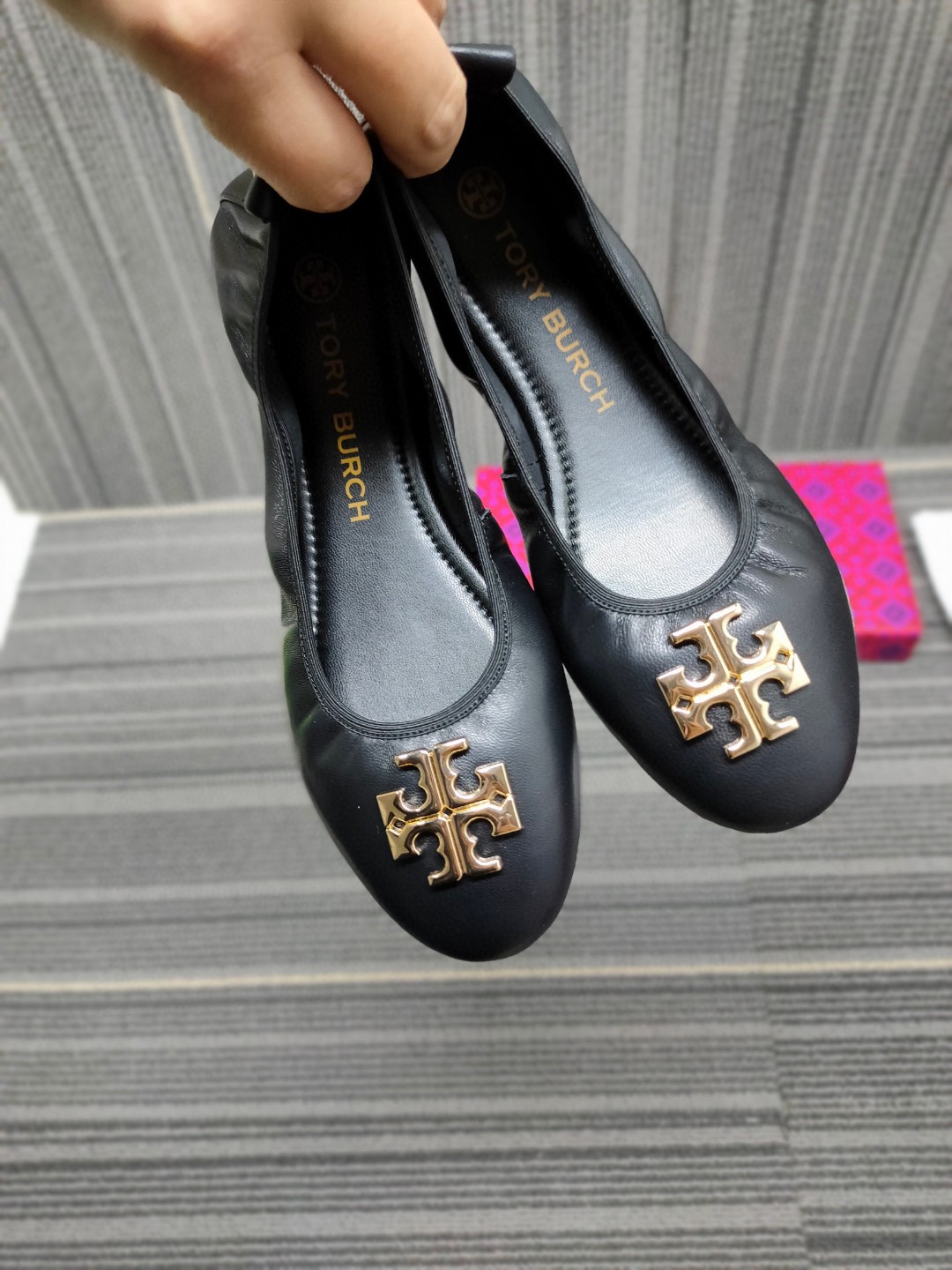 NO:260141,Tory Burch classic ballet shoes TB round-toed egg roll shoes Fashionable and versatile, home shopping, travel essentials, super comfortable and foldable, and put in a bag. The fabric is soft imported sheepskin, original mold opening hardware buckle, glue-drop anti-slip soft sole. Size 34-42 (34-41-42, required to be customized, no return or exchange) Color Black Pink Blue Apricot Burgundy Gun Color 6 colors, ballet shoes, burberry, sheepskin19860909Tory Burch托里伯奇经典芭蕾舞鞋 TB 圆头蛋卷鞋 时尚百搭 居家 逛街 旅行必备款 上脚超舒适还可折叠放在放包包里 面料采用 柔软进口羊皮, 原版开模五金扣 滴胶防滑软底. 码数34-42码（34-41-42 需要订做不退换） 颜色 黑 粉 蓝 杏色 酒红 枪色 6 色,芭蕾舞鞋,burberry,sheepskin,Women's Shoes
