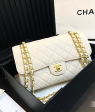 💰295 配折叠礼盒 Chanel 25cm
cf系列菱格包香奈儿#精致女神推荐入手呦 美貌与实用并存 近年超盛行而小香这款做的超级棒 百搭休闲,职业,萌新等多种风格 材质是原版羊皮工艺 内里隔层方便收纳 挎背休闲洋气 手提不俗套又很有御姐风范 大方利落超好看 尺寸 25*16