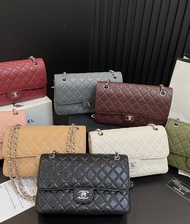 💰295 配折叠礼盒 Chanel 25cm
cf系列菱格包香奈儿#精致女神推荐入手呦 美貌与实用并存 近年超盛行而小香这款做的超级棒 百搭休闲,职业,萌新等多种风格 材质是原版羊皮工艺 内里隔层方便收纳 挎背休闲洋气 手提不俗套又很有御姐风范 大方利落超好看 尺寸 25*16