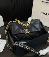 💰285 配折叠礼盒
Chanel19bagI1男生女生都可以拥有的小香这个包又多“不需要我多说了
大logo黑金标志辨识度很高
我觉得大小刚刚好容量够日常使用
休闲风和淑女风都合适
这款也非常适合冬天、初秋背
整体感觉其实是一款男生女生都可以拥有的小香 尺寸:26*16