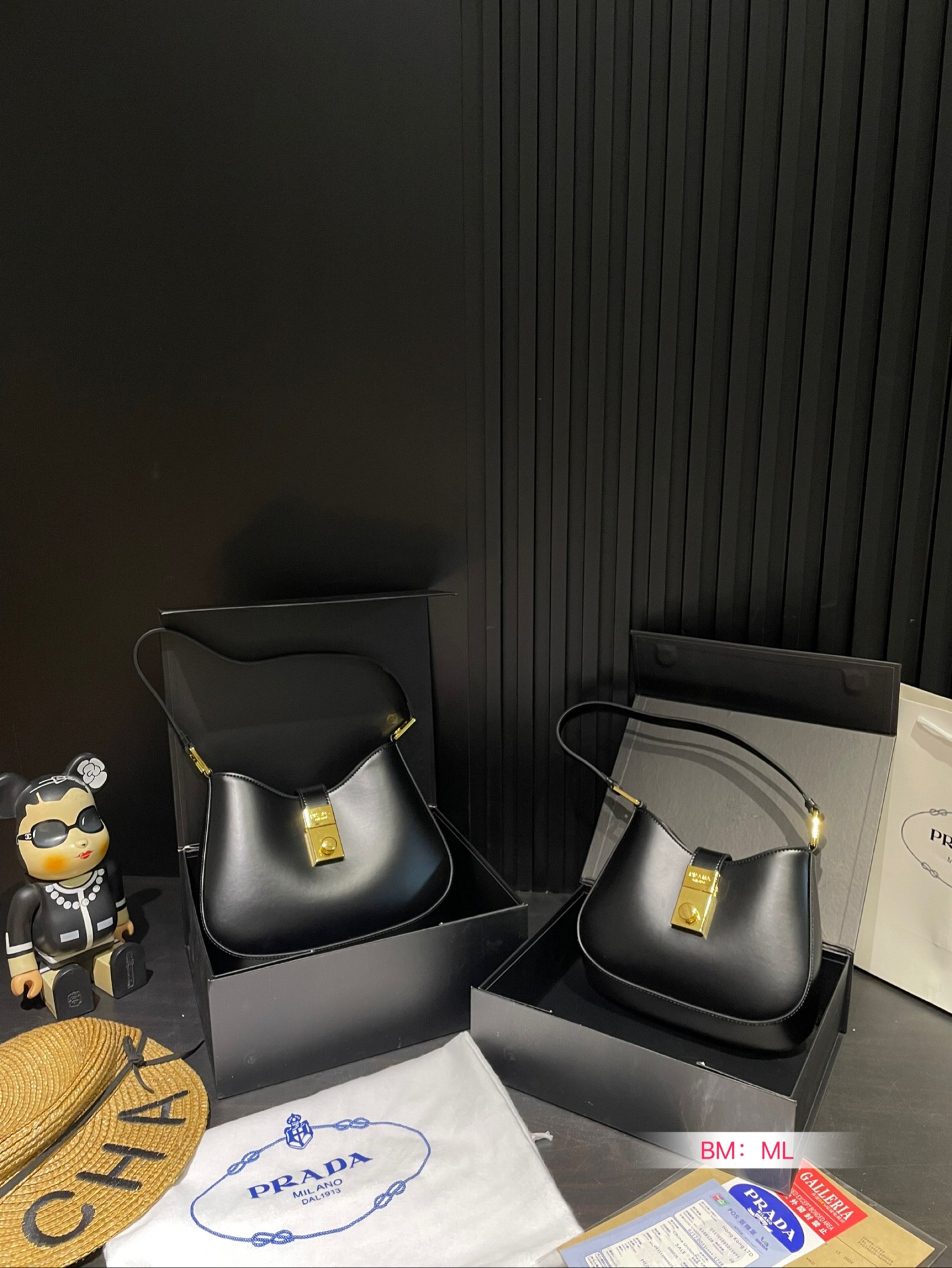 Taglia piccola 💰215 Taglia grande 💰225 con confezione regalo pieghevole Piano di lancio del nuovo prodotto Prada 2024 Borsa sottobraccio in pelle di vacchetta all’inizio della primavera! La pelle di vitello è elegante e semplice e viene fornita con un manico regolabile interamente in pelle, che è semplice e di fascia alta! Dimensioni: taglia piccola 22*18, taglia grande 26*21