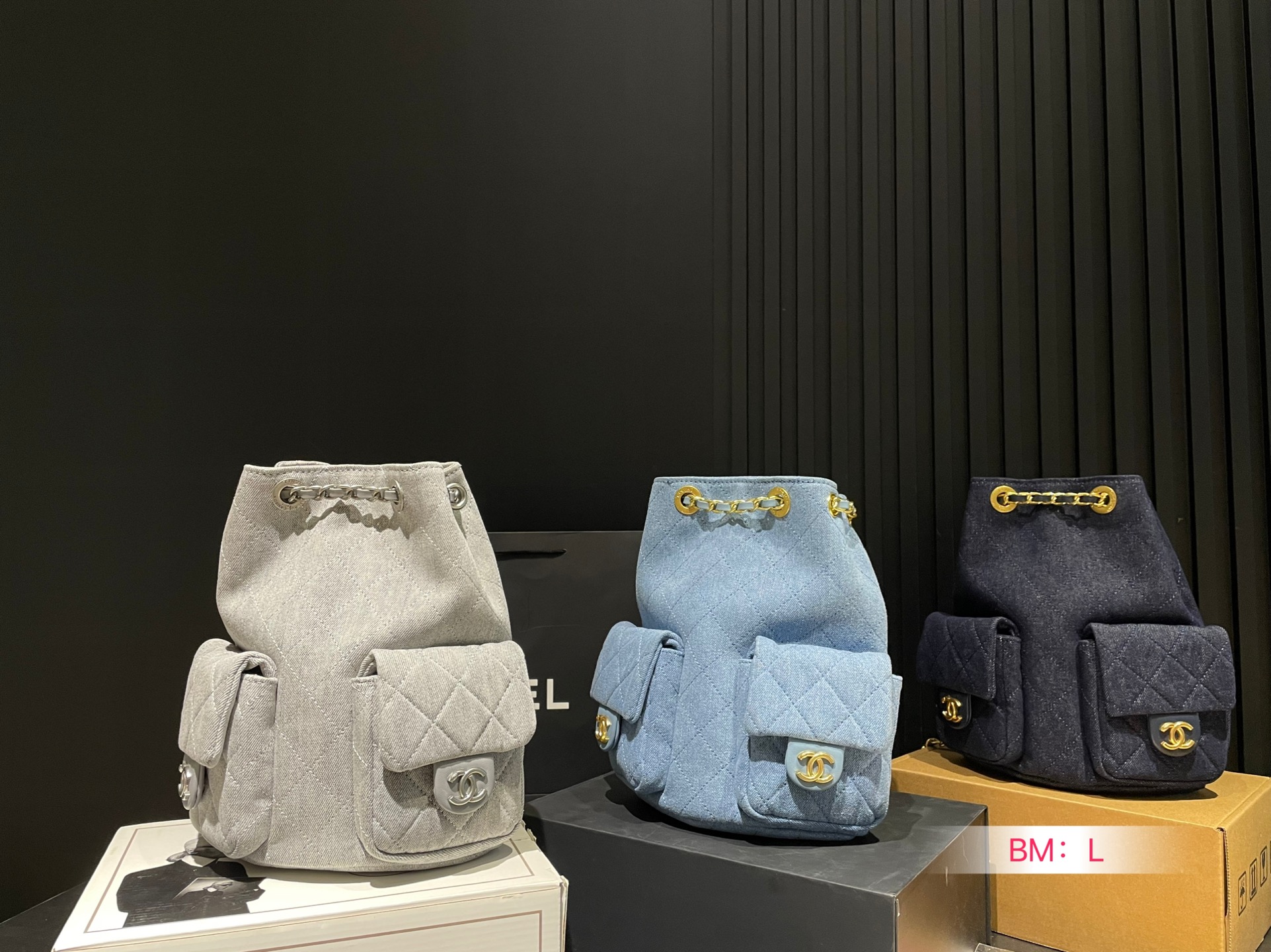 💰240 Con scatola regalo pieghevole Chanel Nuovo zaino in denim ❤️❤️❤️ Bag dello stesso stile di celebrità Un oggetto indispensabile per la stagione di viaggio versatile e mi sento molto bene. Dimensione: 20*25