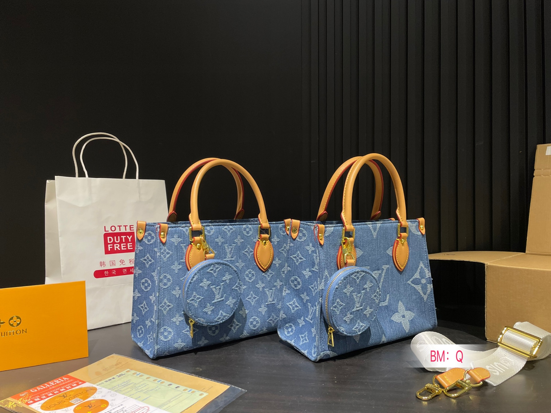 💰140 scatola regalo pieghevole LV ONTHEGO Borsa per la spesa Multifunzionale Bota per la spesa a traverse in denim Commercio Fiori precisi Fiori hardware originale Dimensione: 25*19