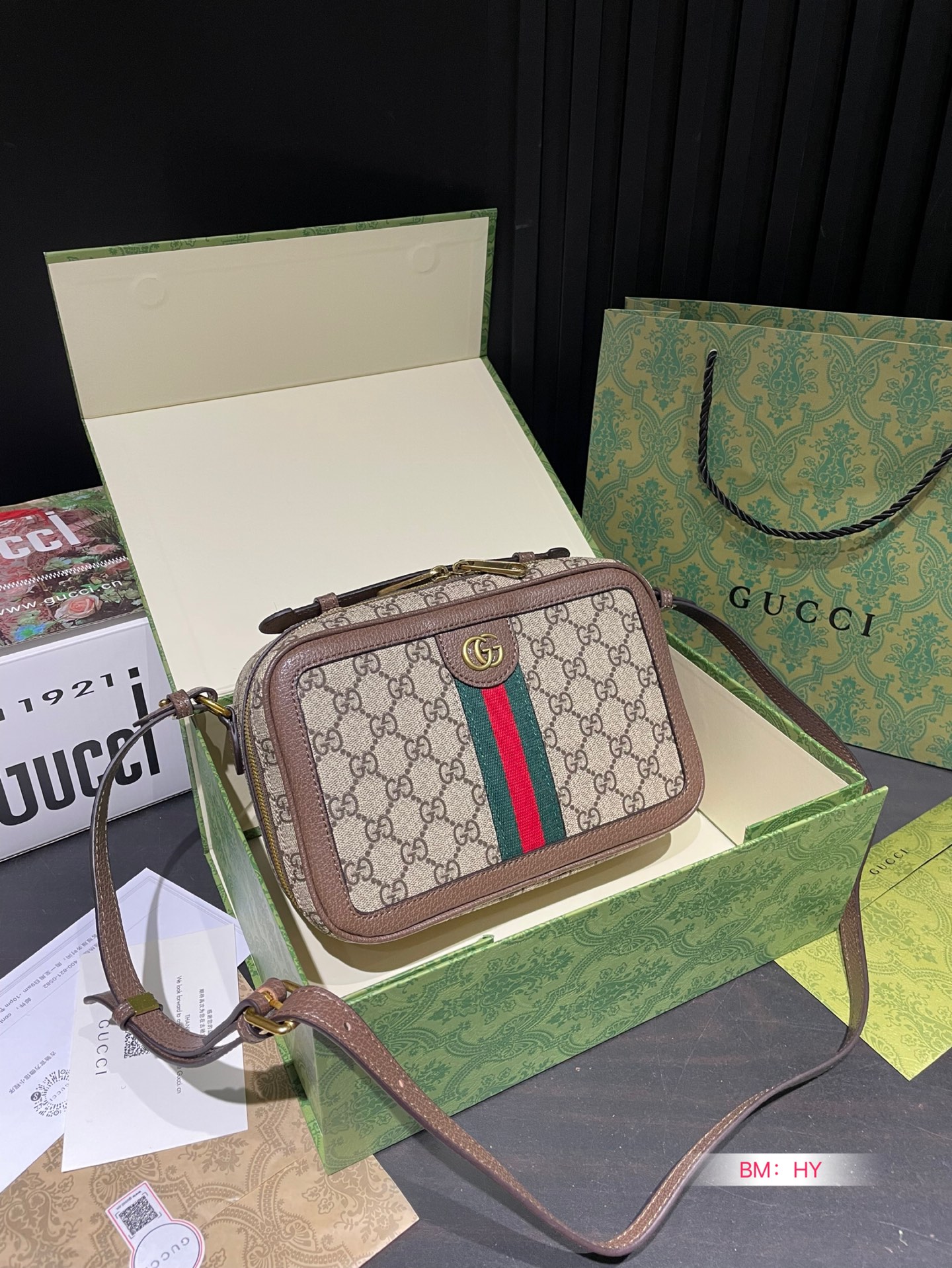 💰175 con box pieghevole Kuqi Gucci Ophidia Camera con una vacca ebano originale di cova di vaccino ebano ~ Questo stile retrò ha un forte sapore retrò, con l’hardware originale! L’effetto della parte superiore del corpo è anche eccellente, utilizzando principalmente hardware squisito e speciale per migliorare la consistenza generale. Taglia 24*16 cm