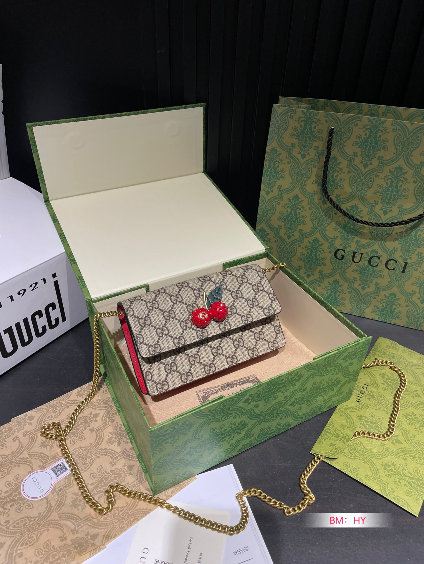 💰145 con scatola regalo pieghevole Gucci Cowhide G Famiglia STAMPA PICCOLA BASSO DI CHECHRY 🍒 BASSO CROVE CONTRO CON TAE CHE SERIE ~ NUOVO STILE DELLA SERIE DI MEDSUMMER [SUN] “Cherry”! 😍 A accessori di ciliegie tridimensionali, intarsiati con cristalli, logo GG 🍐USE BAWHIDE CON SWSWET in pelle originale e fonte alla moda, timbro in acciaio interno, dimensioni: 18*11